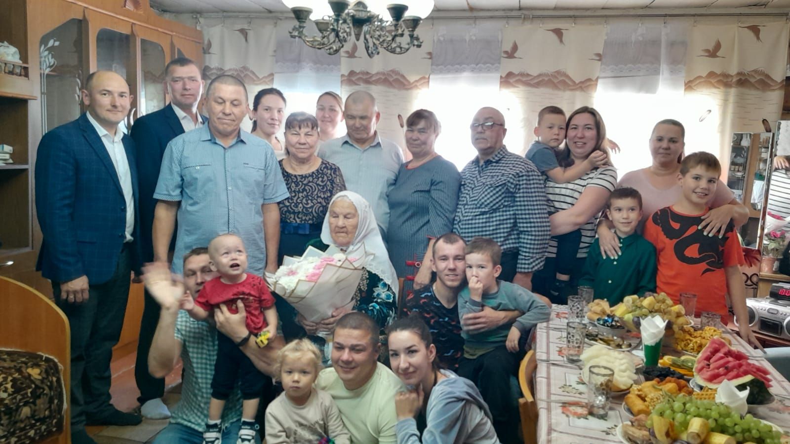Миңгәр авылында яшәүче Нурбәгыйдә Мәннанованы 90 яшьлек юбилее белән котладылар