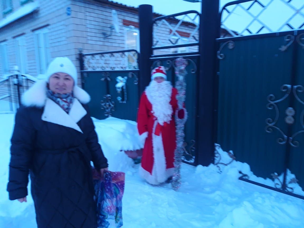 Олы Кибәче авылында хәрби операциядә катнашучыларның гаиләләренә Яңа ел күчтәнәче тараттылар