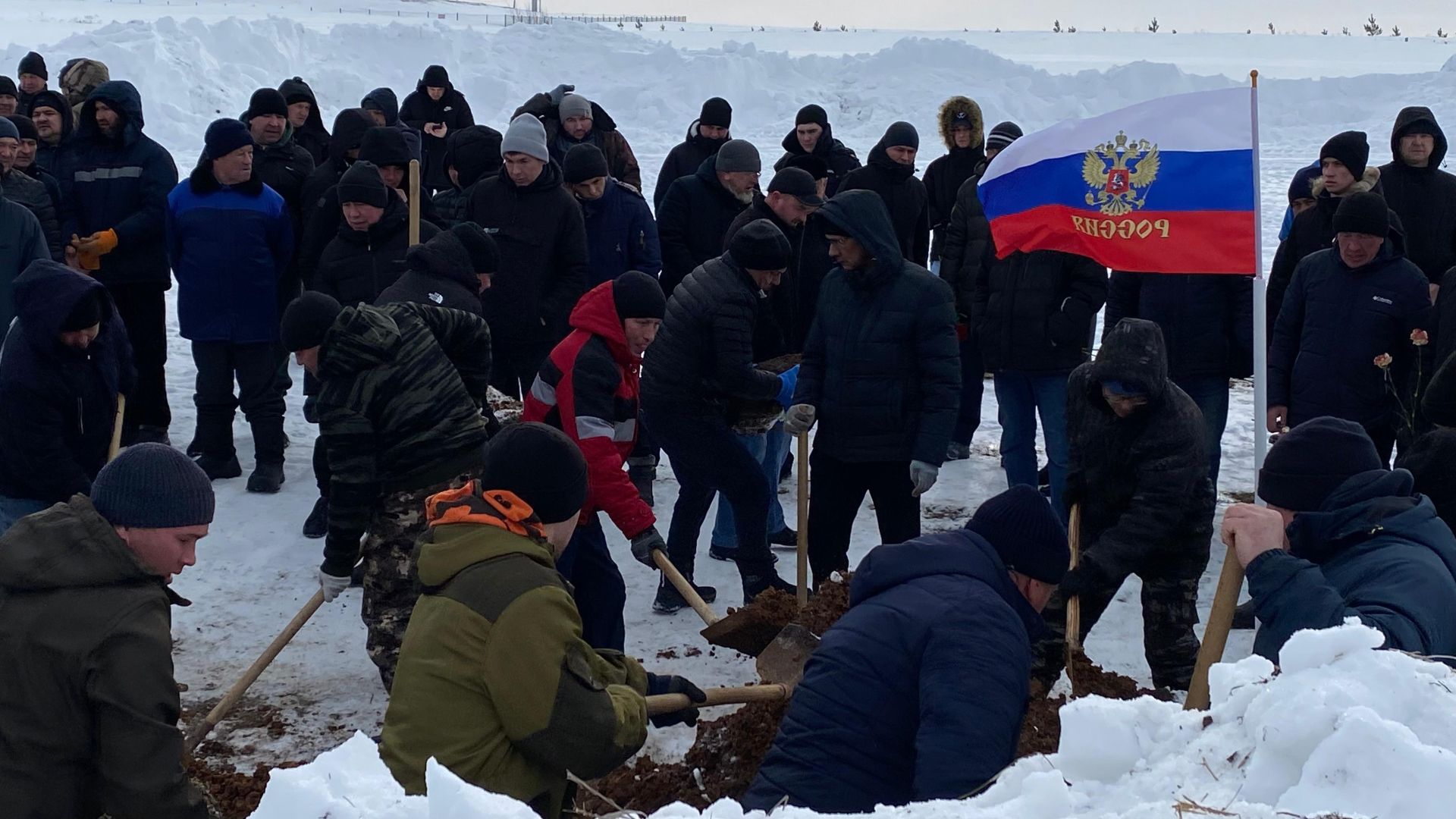Бүген райондашыбыз, махсус хәрби операциядә вафат булган Радик Исхаковны соңгы юлга озаттылар (фото +видео)