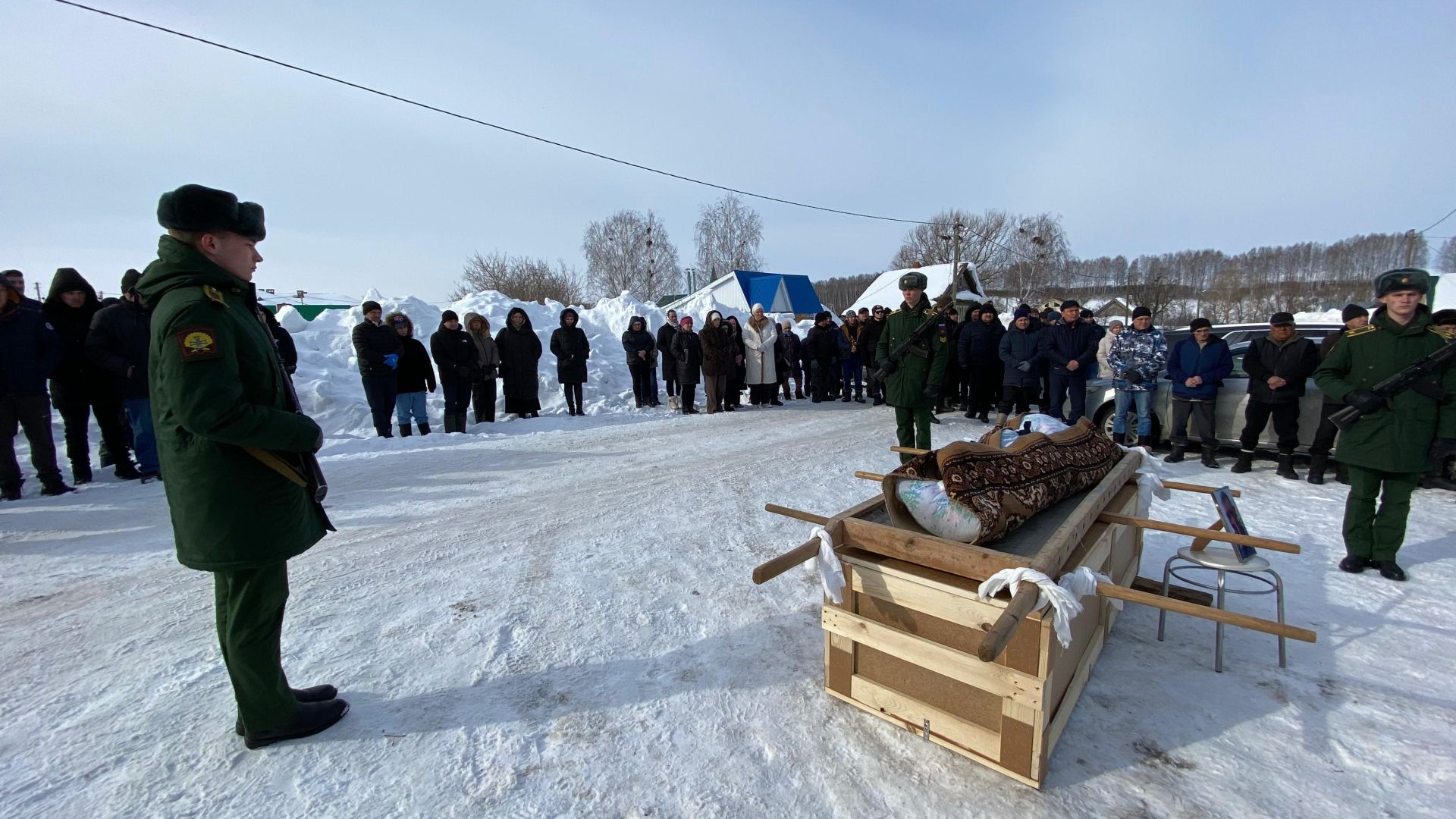 Бүген райондашыбыз, махсус хәрби операциядә вафат булган Радик Исхаковны соңгы юлга озаттылар (фото +видео)