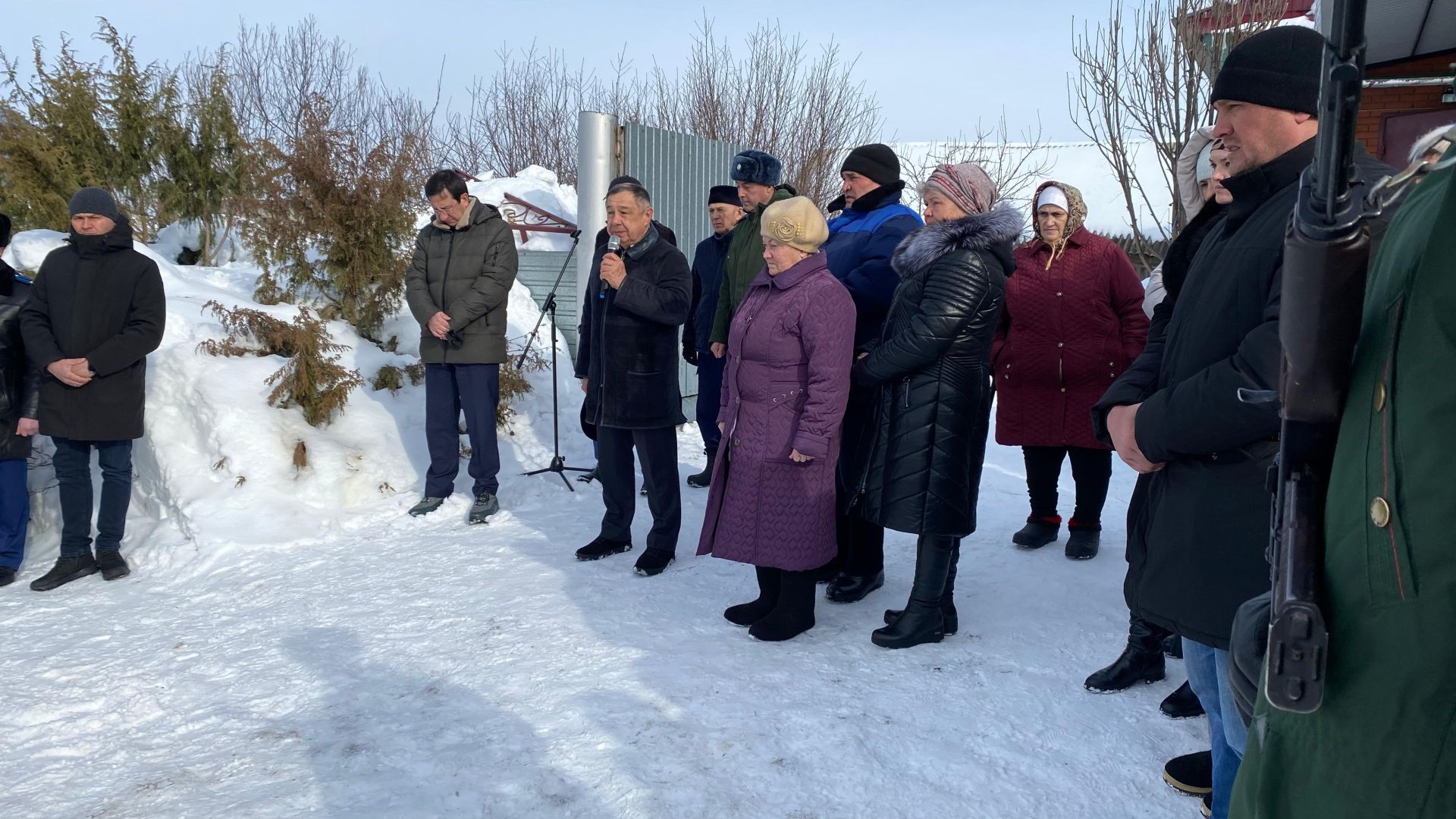 Бүген райондашыбыз, махсус хәрби операциядә вафат булган Радик Исхаковны соңгы юлга озаттылар (фото +видео)