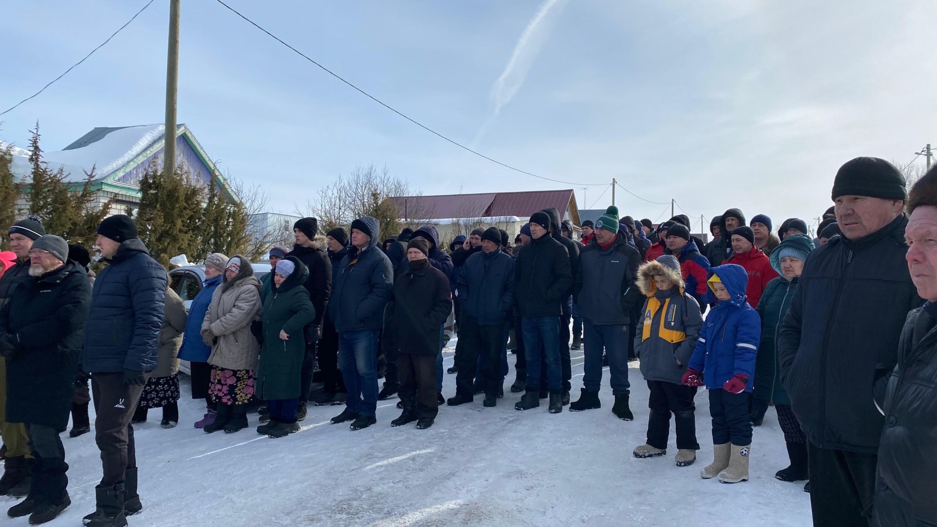 Бүген райондашыбыз, махсус хәрби операциядә вафат булган Радик Исхаковны соңгы юлга озаттылар (фото +видео)