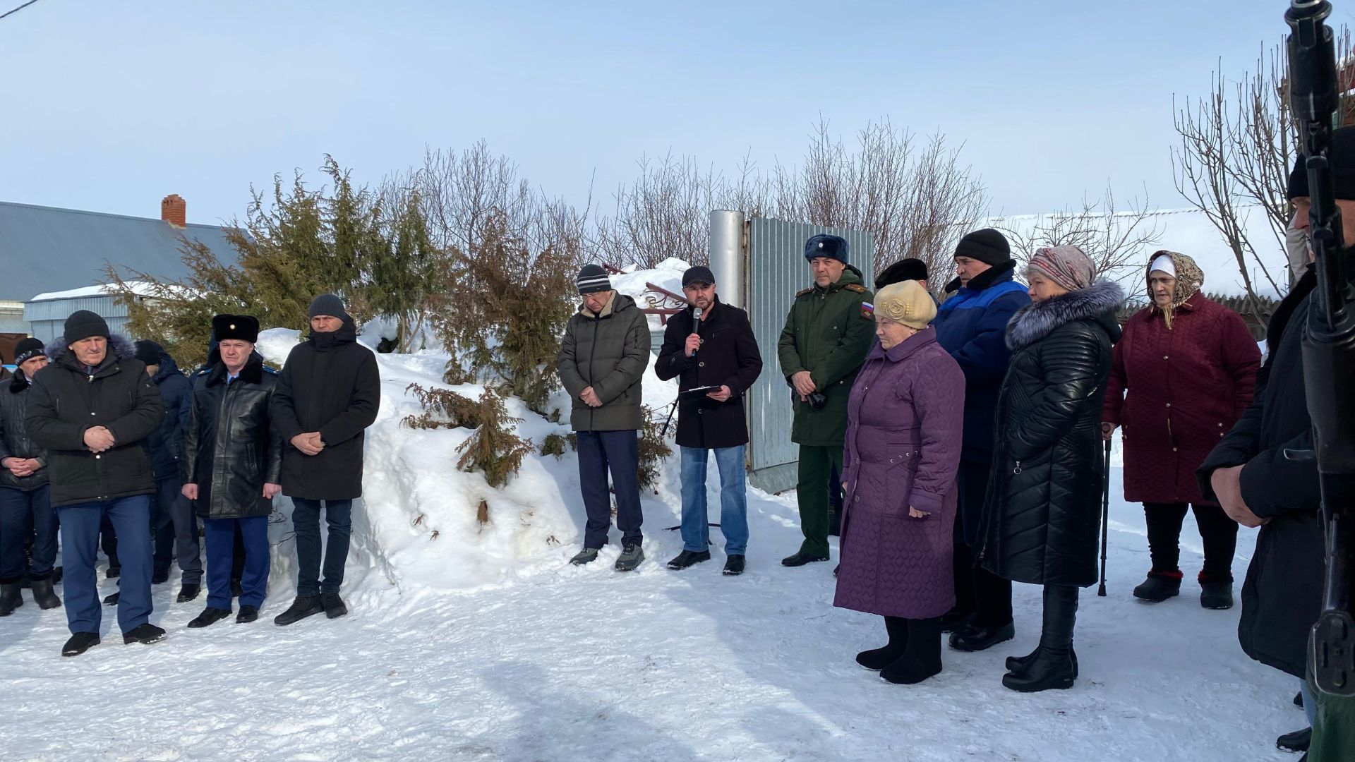 Бүген райондашыбыз, махсус хәрби операциядә вафат булган Радик Исхаковны соңгы юлга озаттылар (фото +видео)