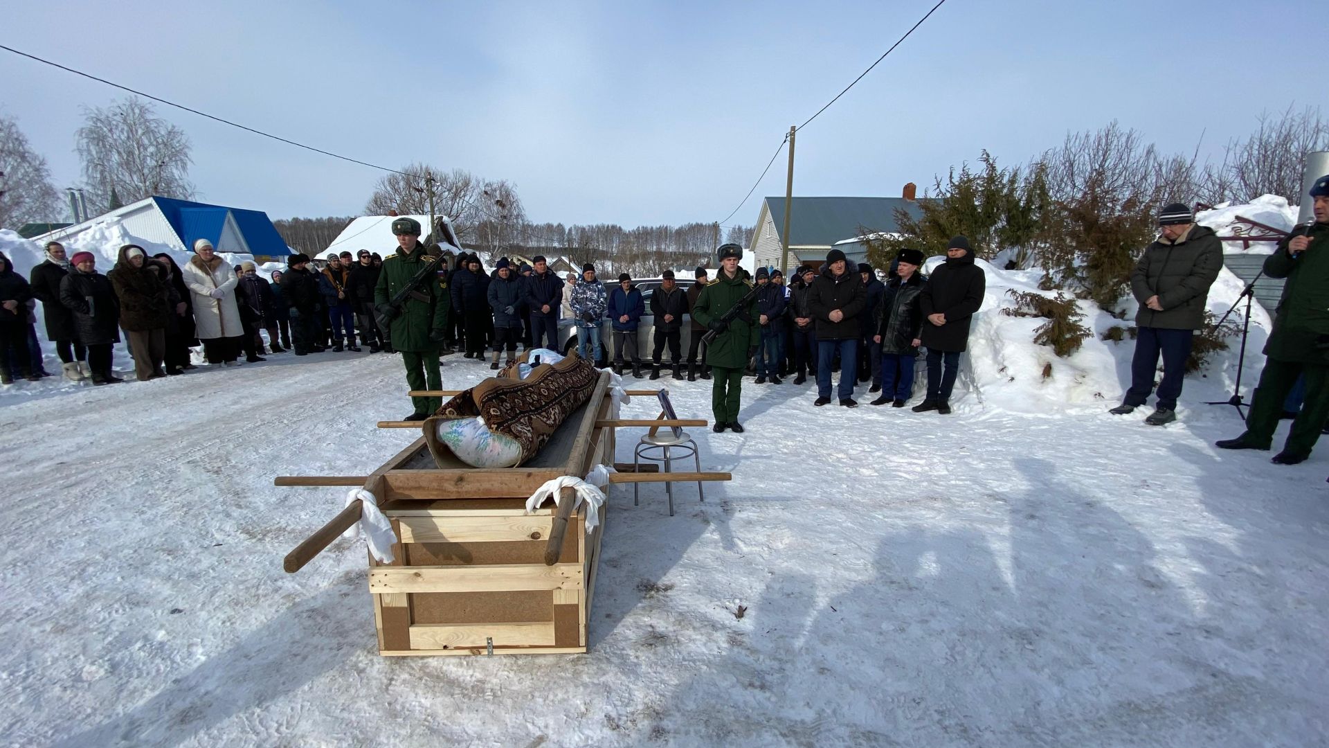 Бүген райондашыбыз, махсус хәрби операциядә вафат булган Радик Исхаковны соңгы юлга озаттылар (фото +видео)