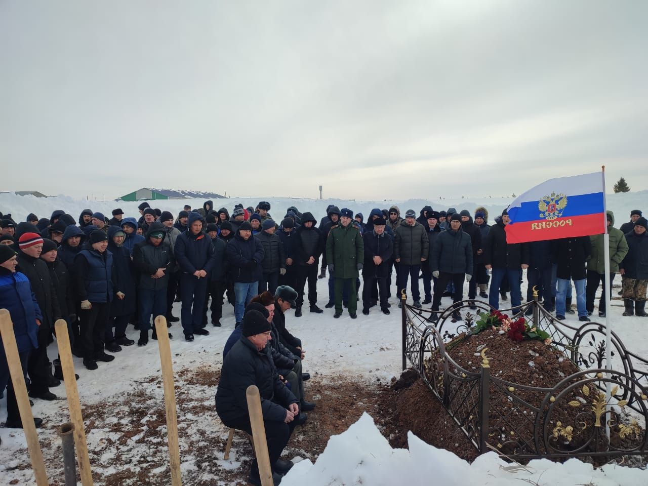 Бүген райондашыбыз, махсус хәрби операциядә вафат булган Радик Исхаковны соңгы юлга озаттылар (фото +видео)