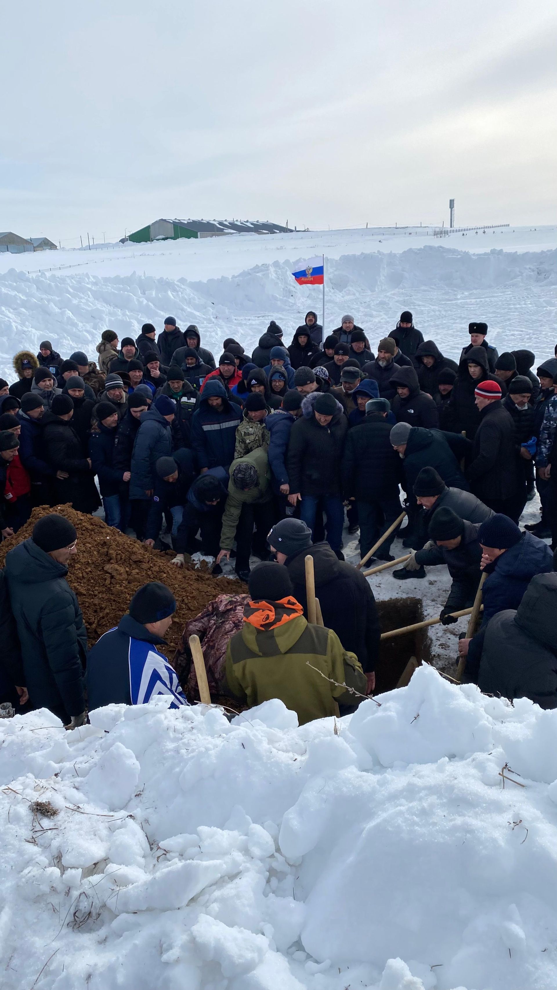 Бүген райондашыбыз, махсус хәрби операциядә вафат булган Радик Исхаковны соңгы юлга озаттылар (фото +видео)