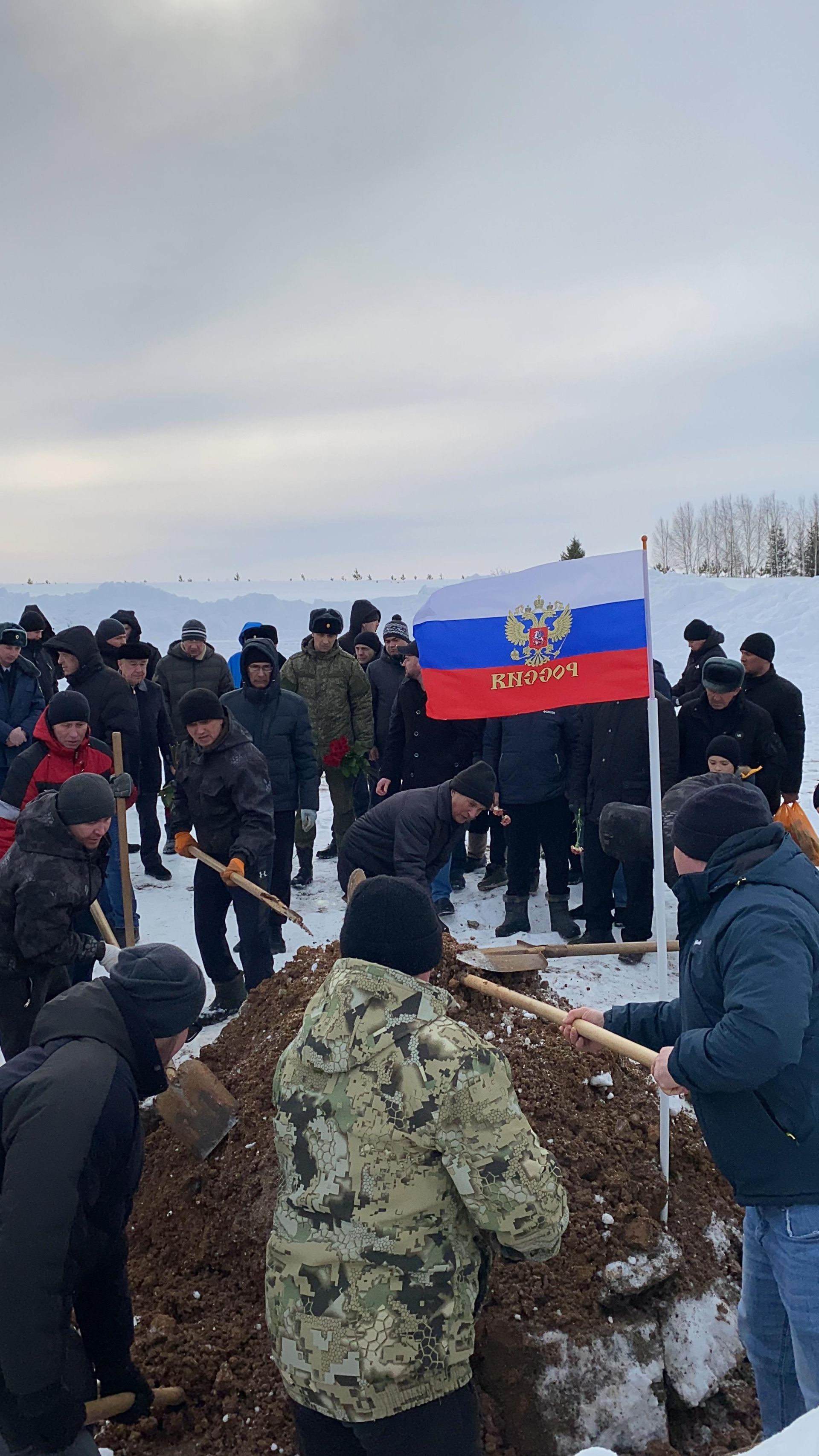 Бүген райондашыбыз, махсус хәрби операциядә вафат булган Радик Исхаковны соңгы юлга озаттылар (фото +видео)