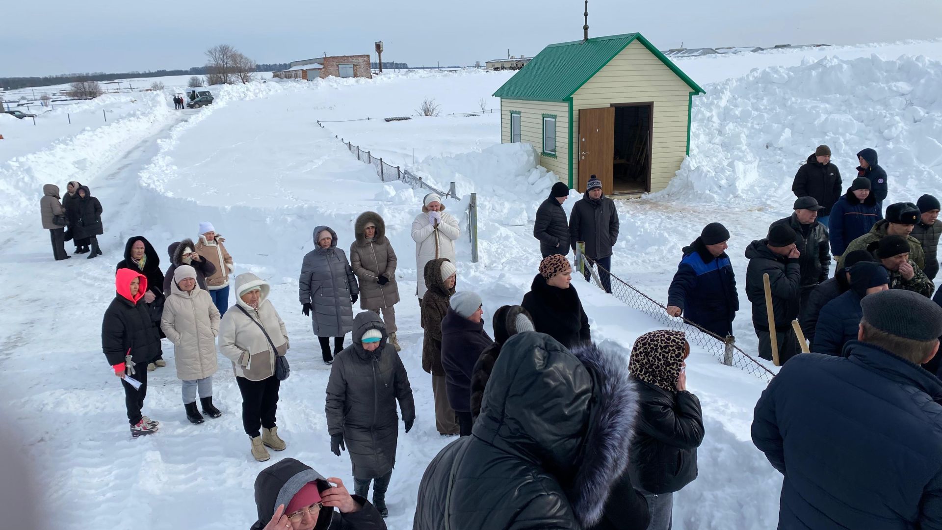 Бүген райондашыбыз, махсус хәрби операциядә вафат булган Радик Исхаковны соңгы юлга озаттылар (фото +видео)