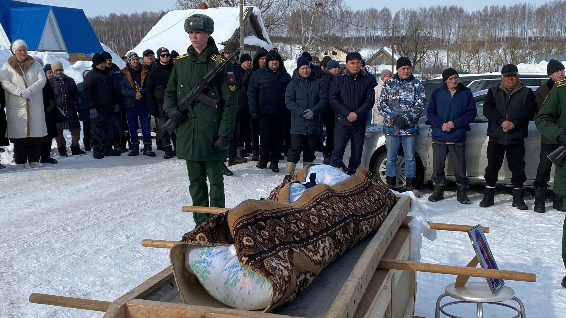 Бүген райондашыбыз, махсус хәрби операциядә вафат булган Радик Исхаковны соңгы юлга озаттылар (фото +видео)