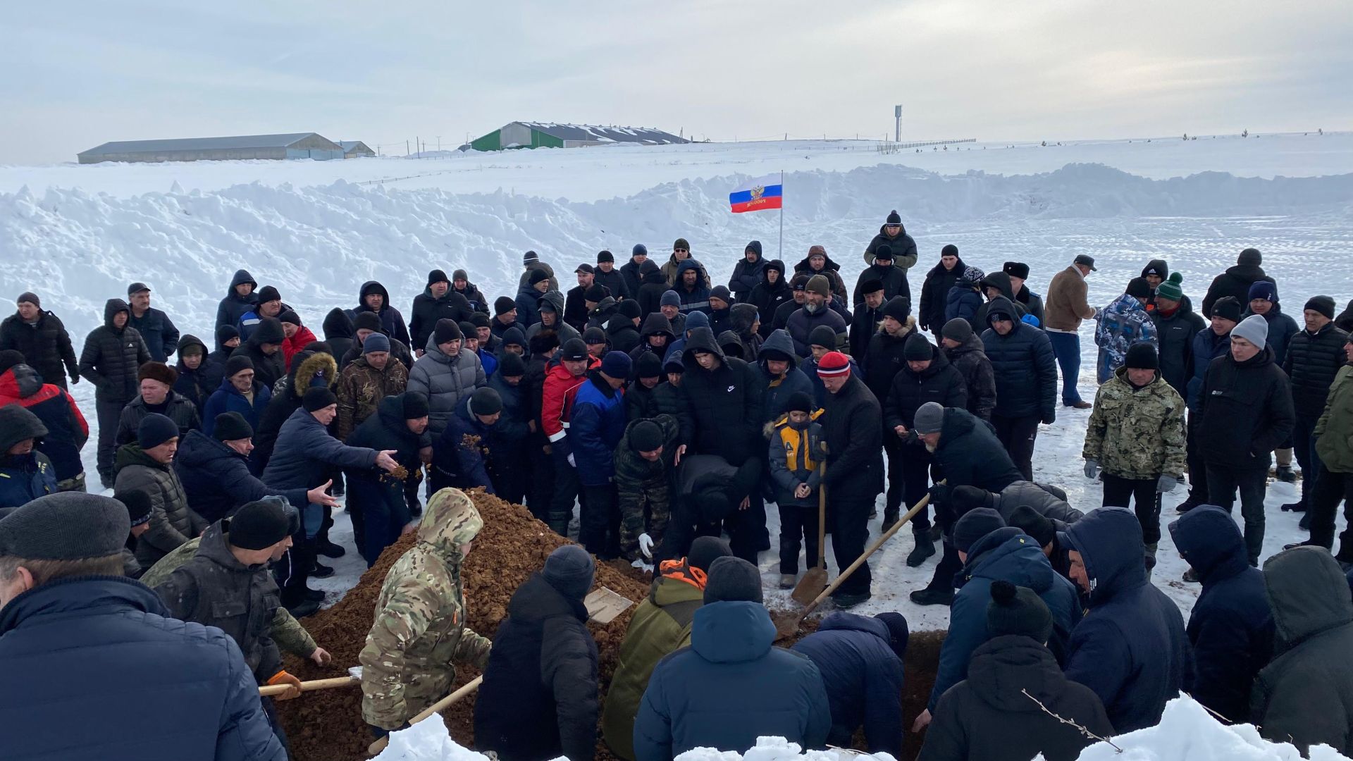 Бүген райондашыбыз, махсус хәрби операциядә вафат булган Радик Исхаковны соңгы юлга озаттылар (фото +видео)