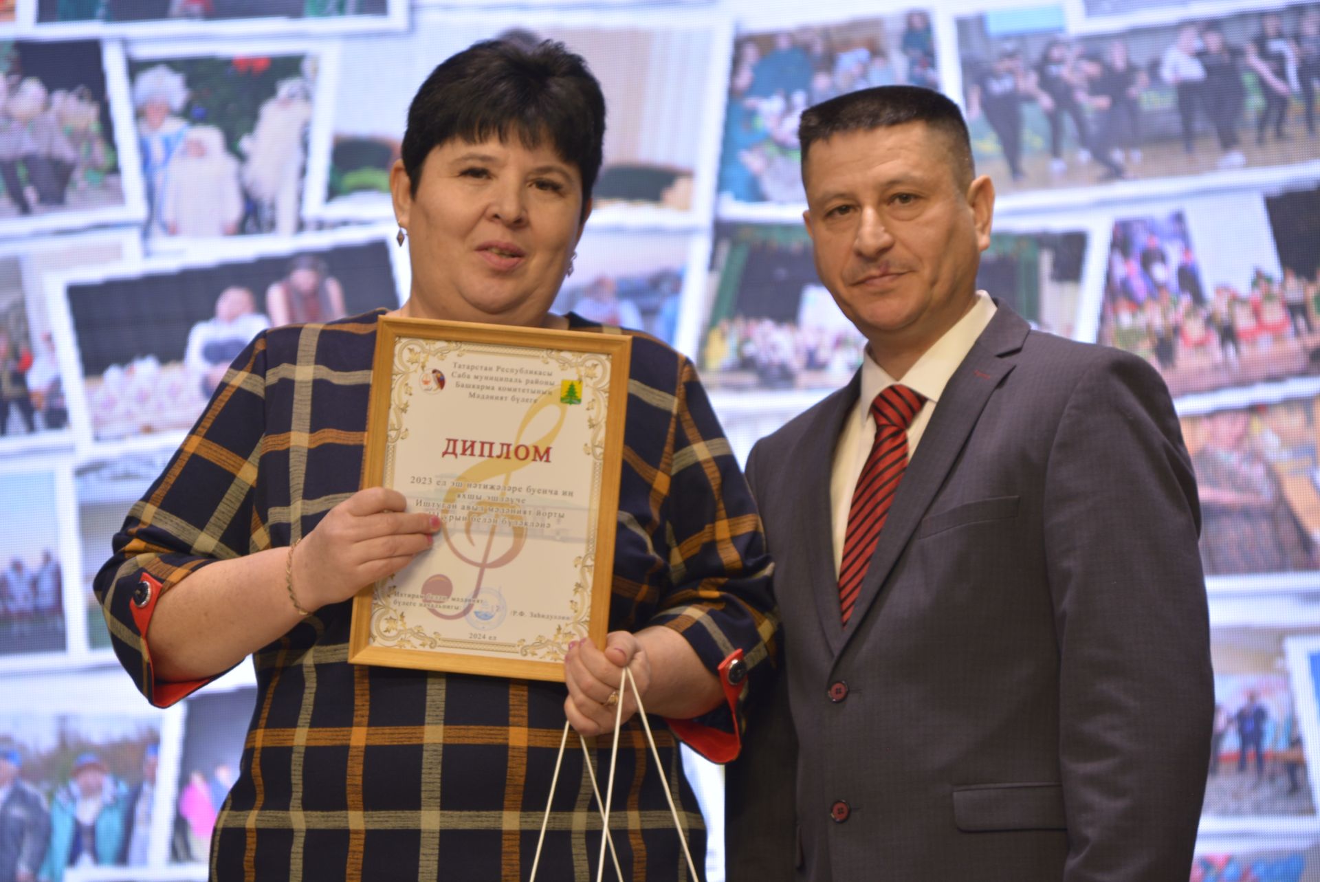 Район мәдәният йортында узган бәйрәм чарасында 100дән артык мәдәният хезмәткәрен сәхнәгә чакырып хөрмәтләделәр