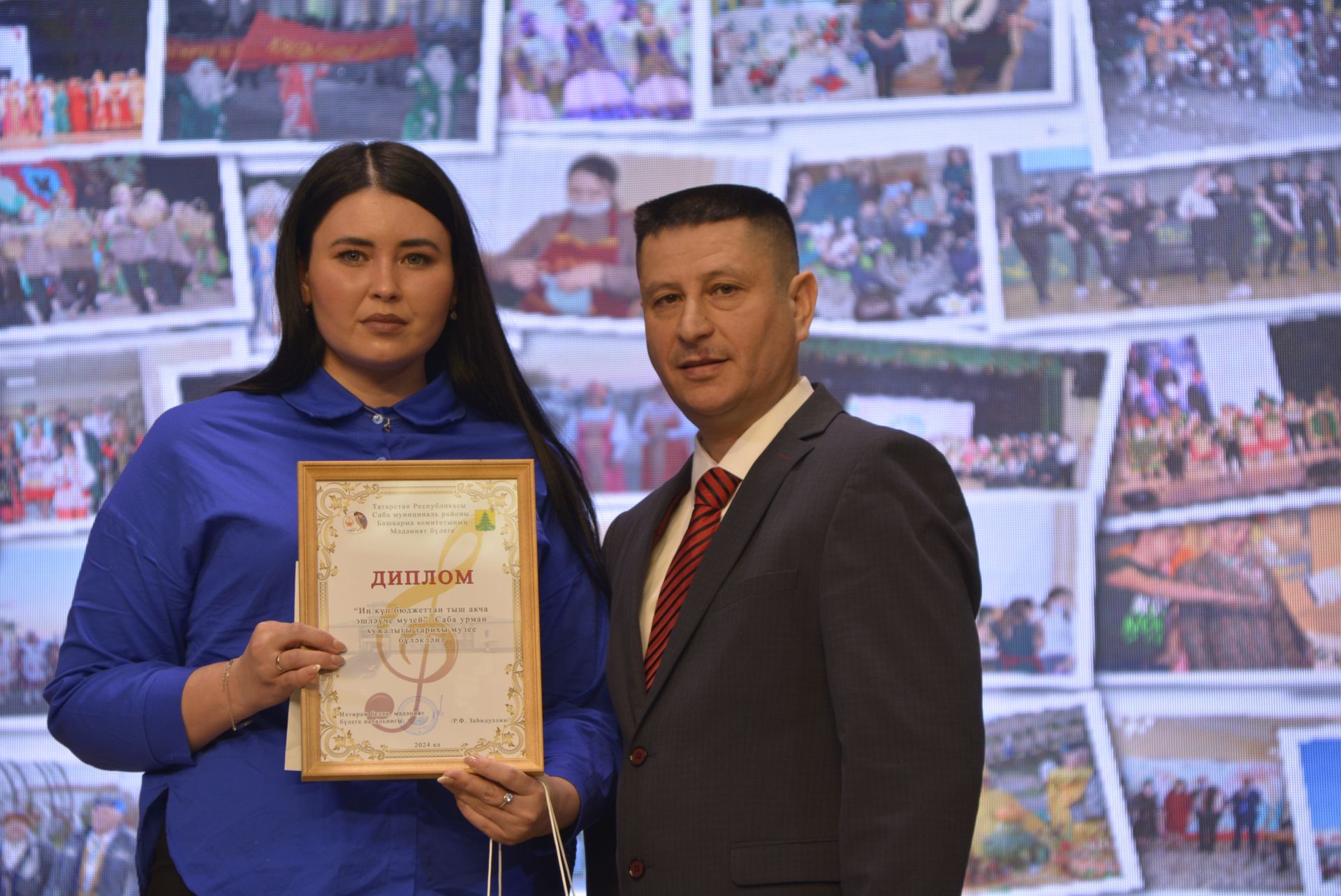 Район мәдәният йортында узган бәйрәм чарасында 100дән артык мәдәният хезмәткәрен сәхнәгә чакырып хөрмәтләделәр