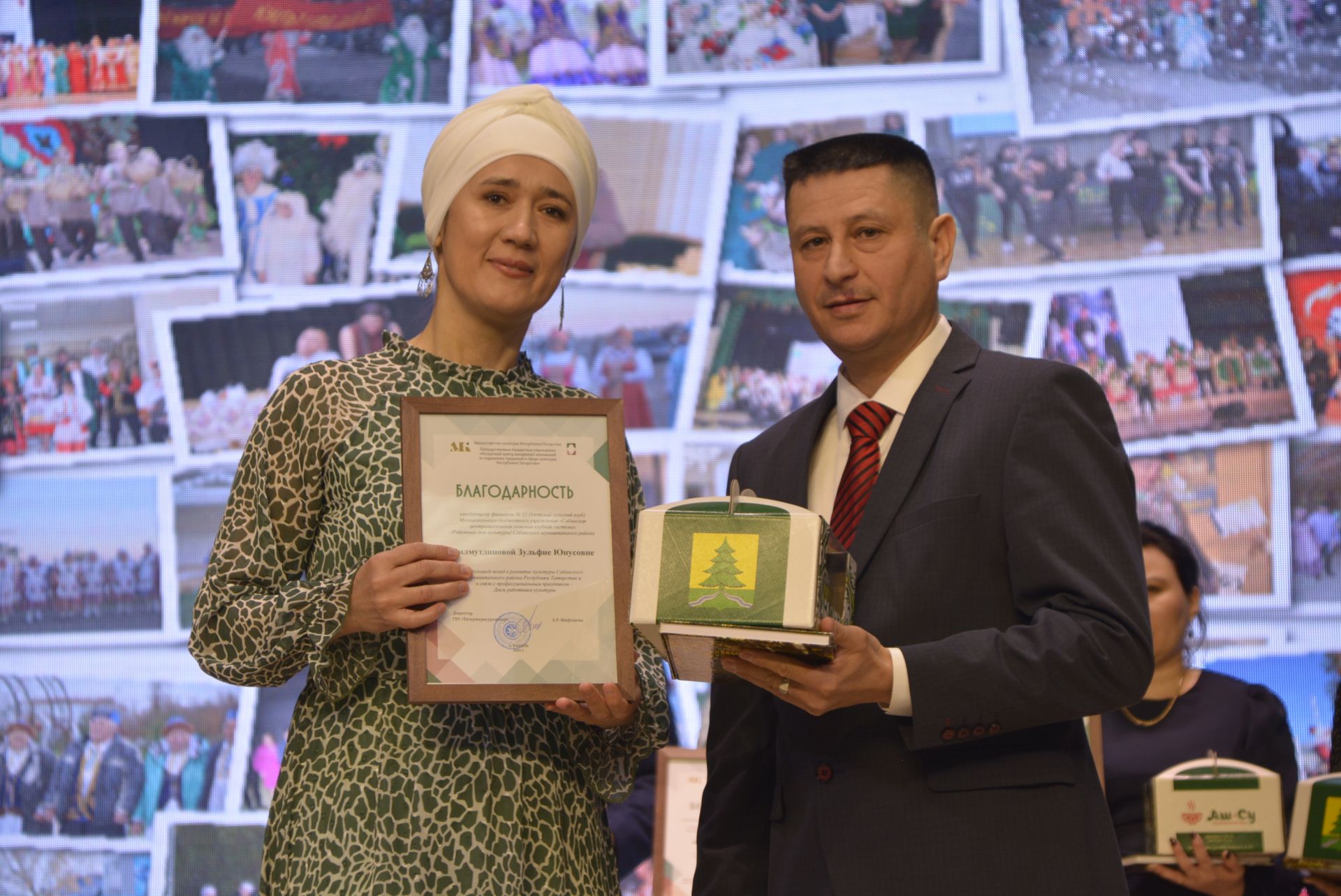 Район мәдәният йортында узган бәйрәм чарасында 100дән артык мәдәният хезмәткәрен сәхнәгә чакырып хөрмәтләделәр