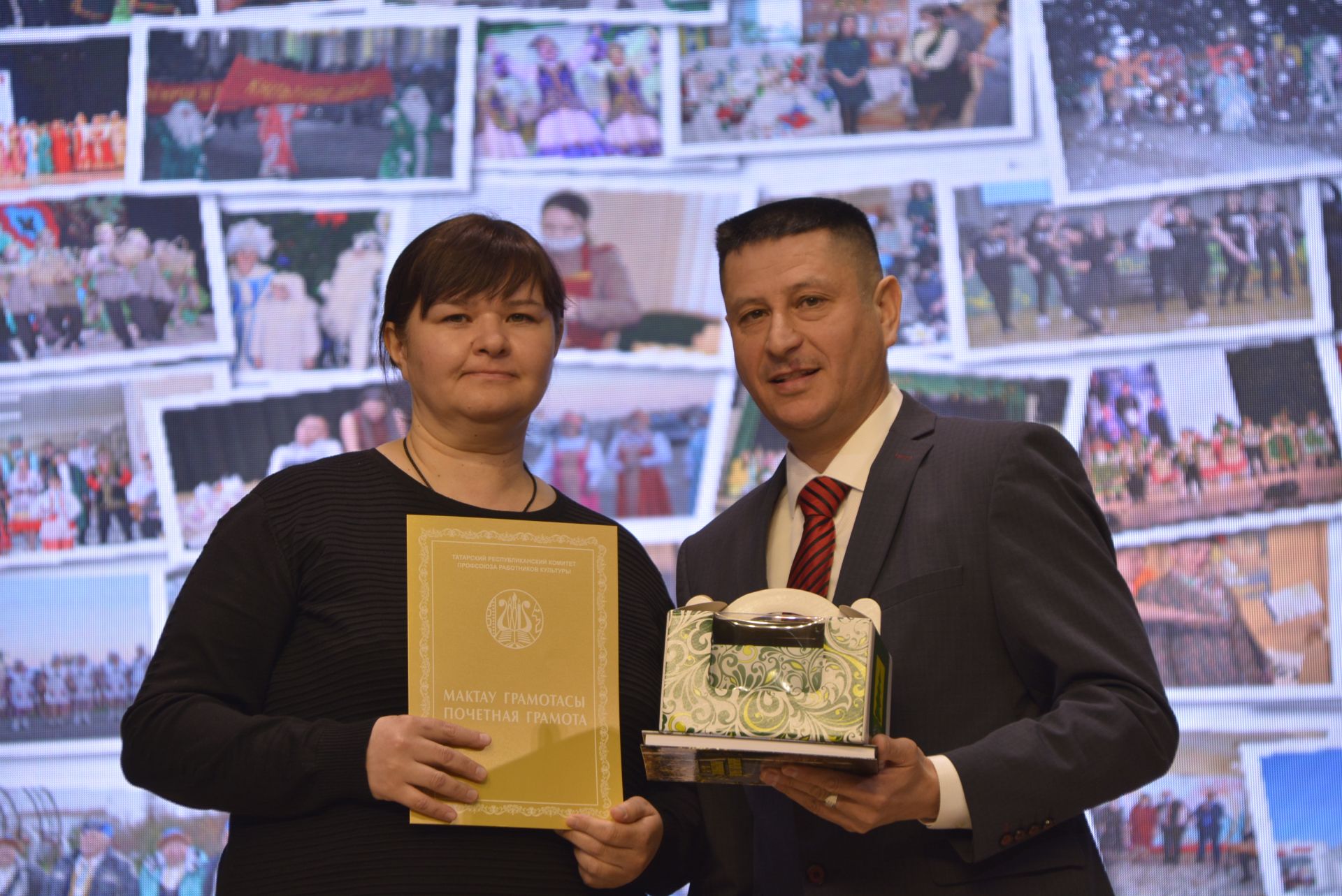 Район мәдәният йортында узган бәйрәм чарасында 100дән артык мәдәният хезмәткәрен сәхнәгә чакырып хөрмәтләделәр