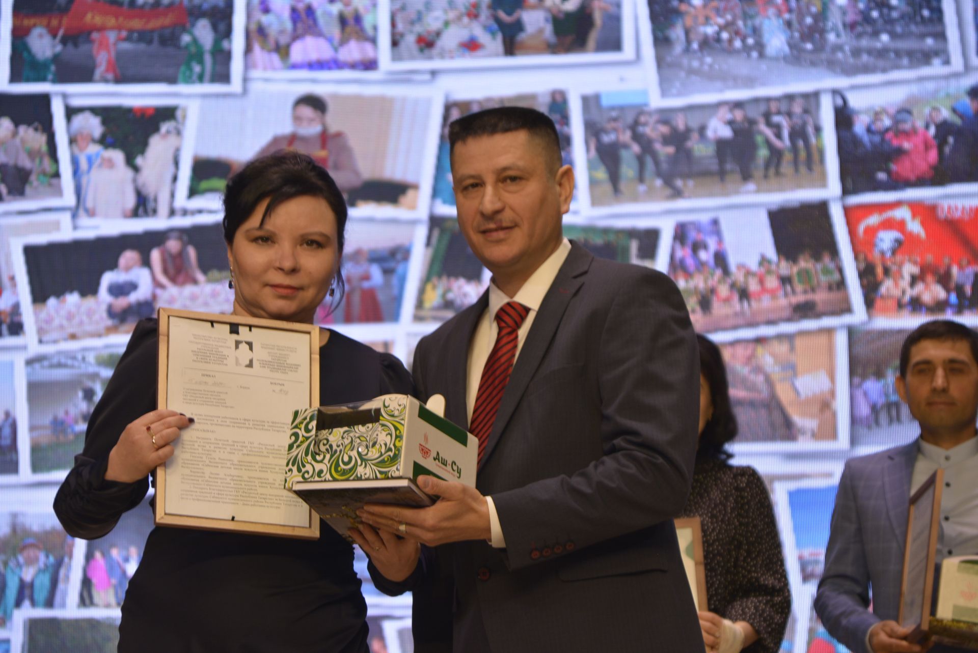 Район мәдәният йортында узган бәйрәм чарасында 100дән артык мәдәният хезмәткәрен сәхнәгә чакырып хөрмәтләделәр