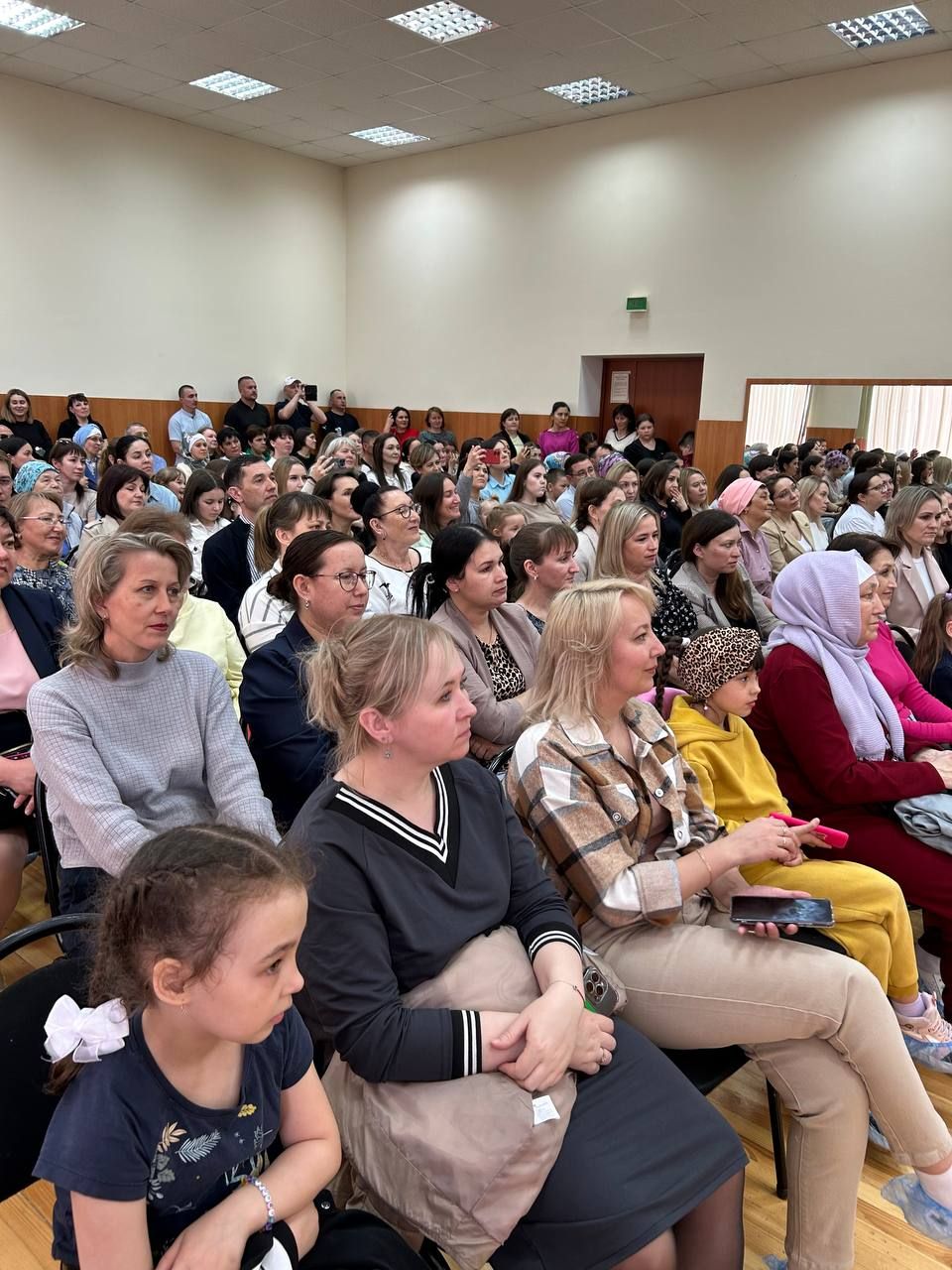 Балалар сәхнәгә бию кую буенча осталыкларын күрсәттеләр