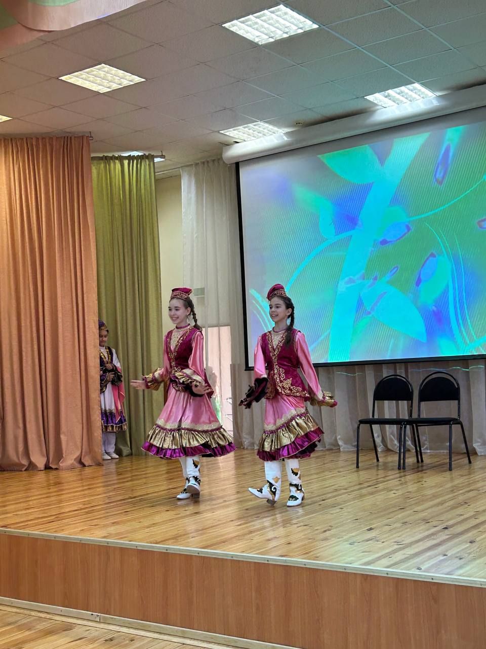 Балалар сәхнәгә бию кую буенча осталыкларын күрсәттеләр