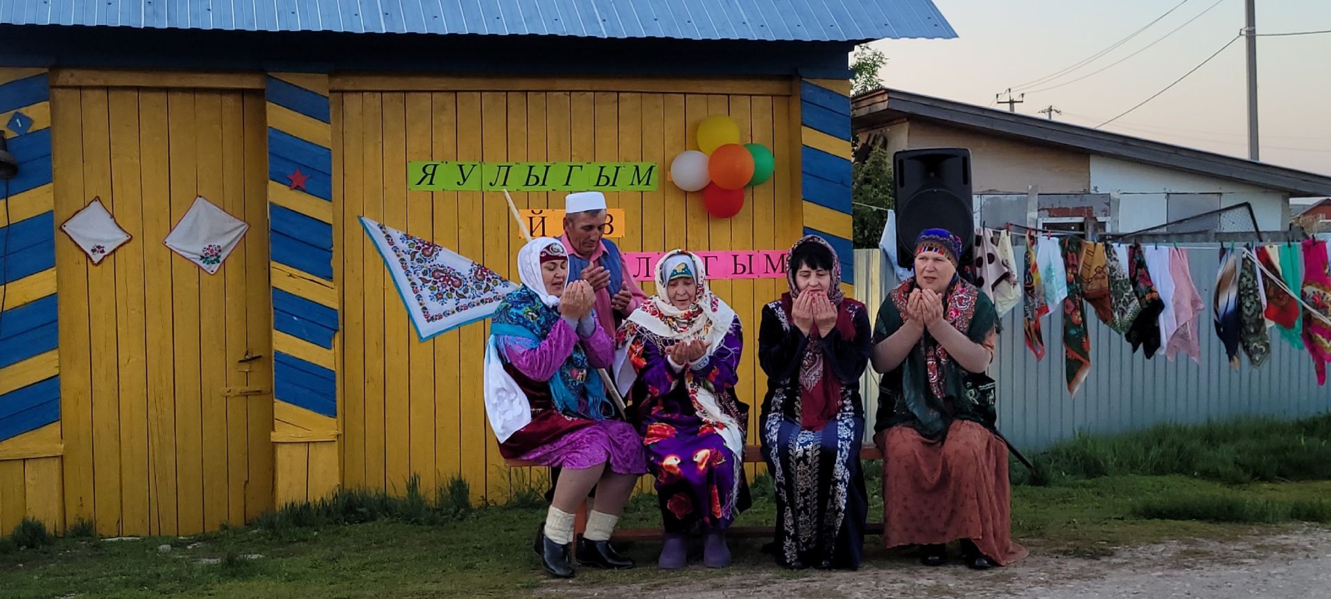 Яулык йөзне нурландыра, начар күзләрдән саклый