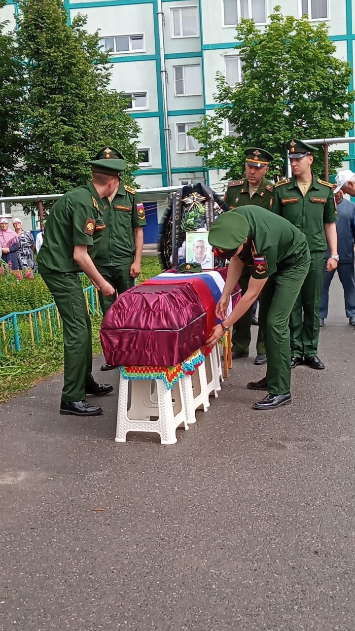 Бүген махсус хәрби операциядә вафат булган  райондашыбыз Байлар Сабасыннан Радик Мөнир улы Мусинны соңгы юлга озаттылар
