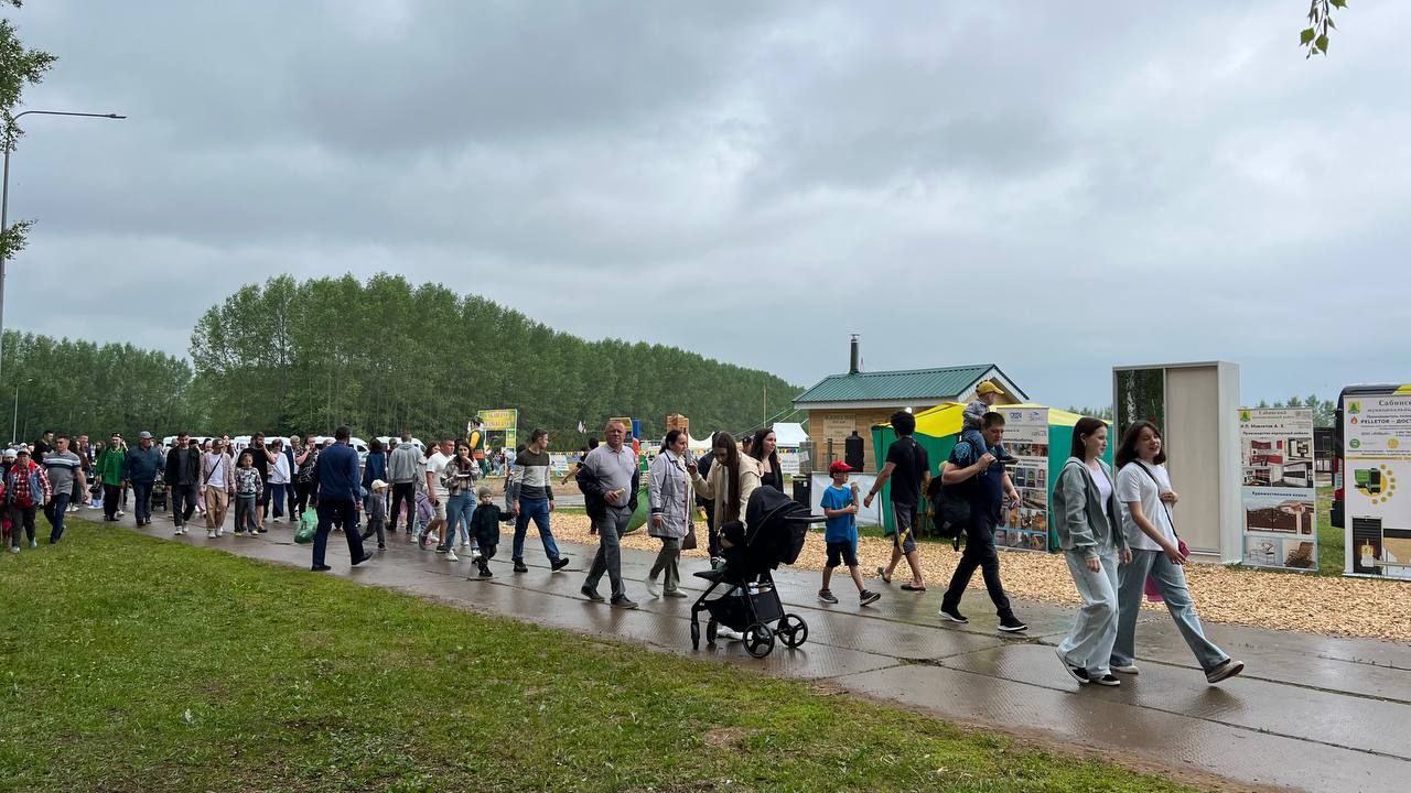 Саба Сабантуенда мәйдан янәшәсендә сәүдә гөрләде, балалар өчен махсус мәйданчыклар эшләде, аерым төр ярышлар да узды