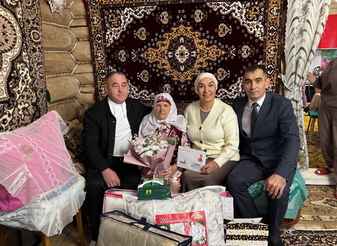 Олы Шыңар авылында яшәүче  Минсырур  Гайфуллинаны 95 яшьлек юбилее белән котладылар