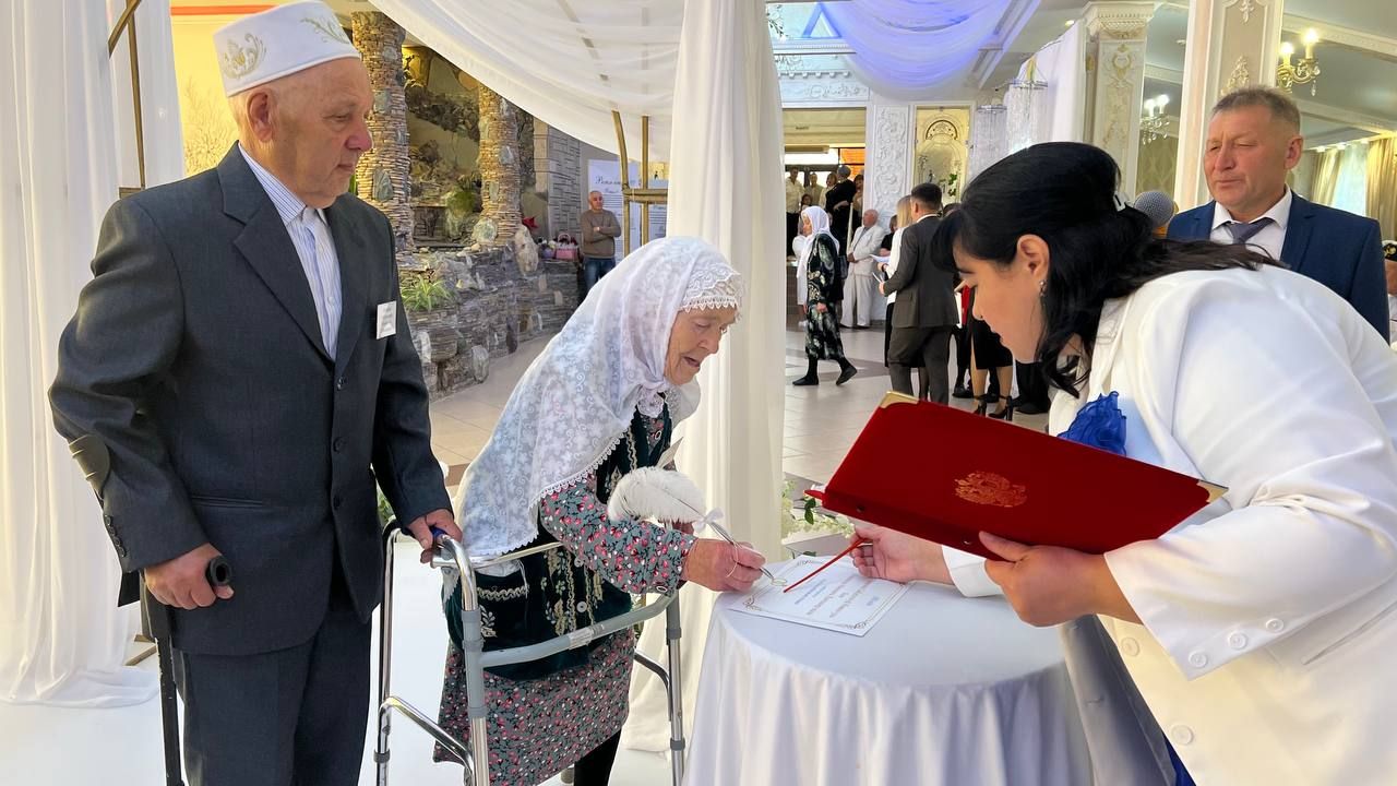 Сабада 50 һәм 60 ел бергә гомер иткән алтын һәм бриллиант парларны хөрмәтләделәр (фоторепортаж)
