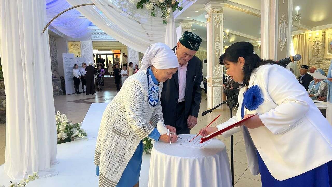 Сабада 50 һәм 60 ел бергә гомер иткән алтын һәм бриллиант парларны хөрмәтләделәр (фоторепортаж)