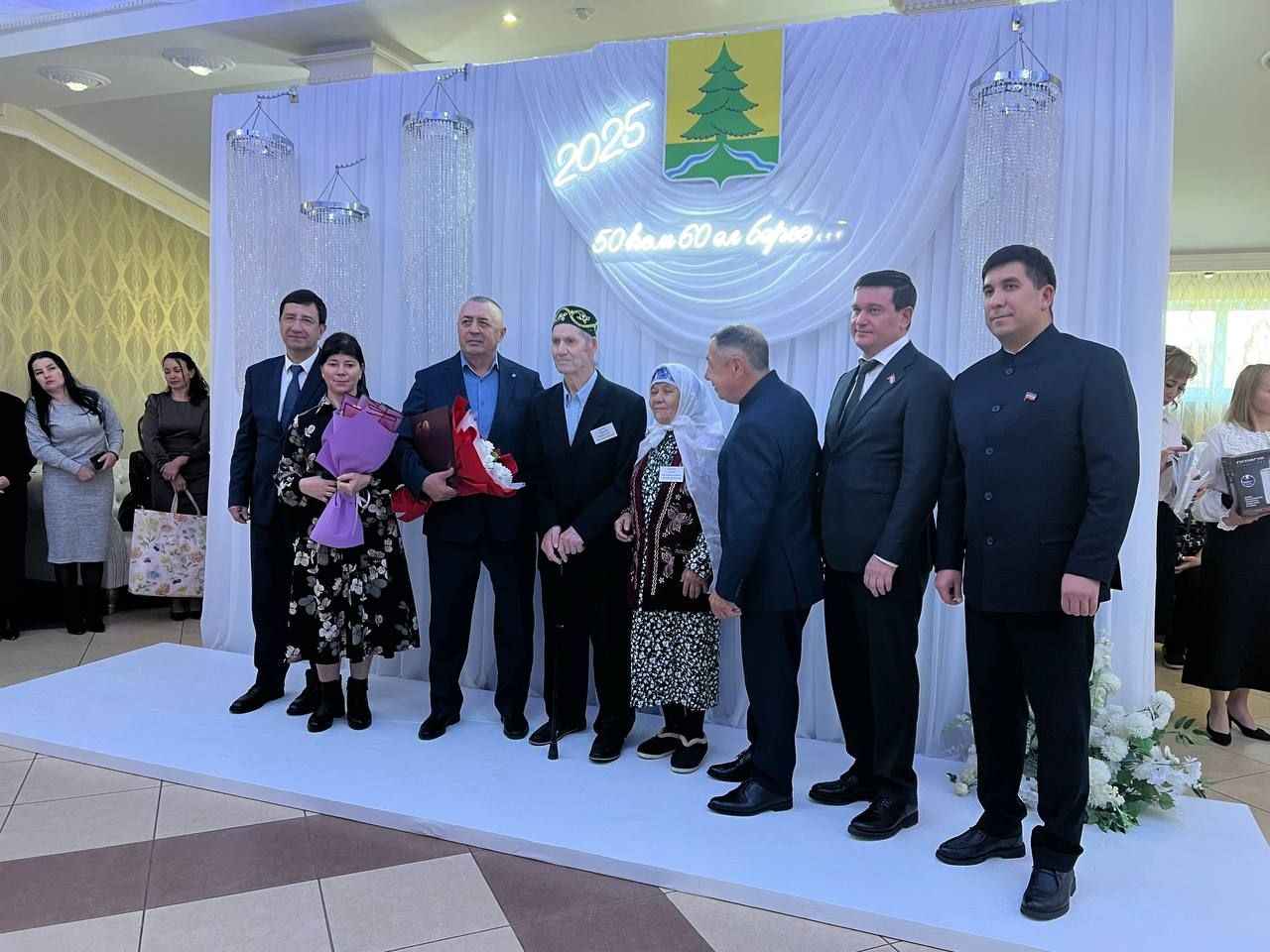 Сабада 50 һәм 60 ел бергә гомер иткән алтын һәм бриллиант парларны хөрмәтләделәр (фоторепортаж)