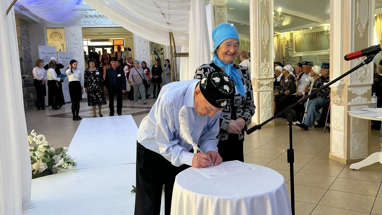 Сабада 50 һәм 60 ел бергә гомер иткән алтын һәм бриллиант парларны хөрмәтләделәр (фоторепортаж)