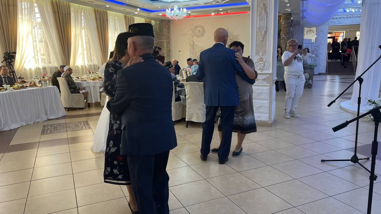 Сабада 50 һәм 60 ел бергә гомер иткән алтын һәм бриллиант парларны хөрмәтләделәр (фоторепортаж)