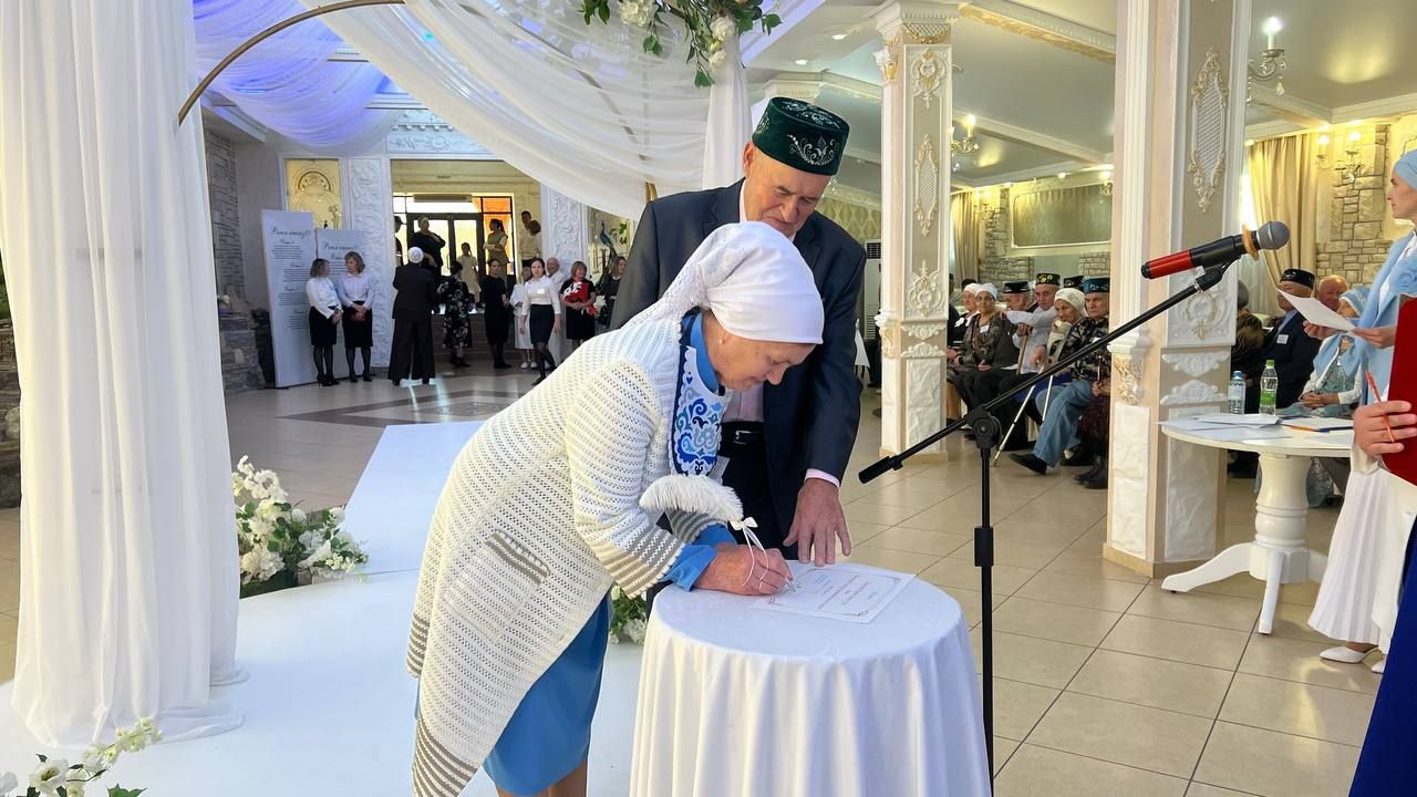 Сабада 50 һәм 60 ел бергә гомер иткән алтын һәм бриллиант парларны хөрмәтләделәр (фоторепортаж)
