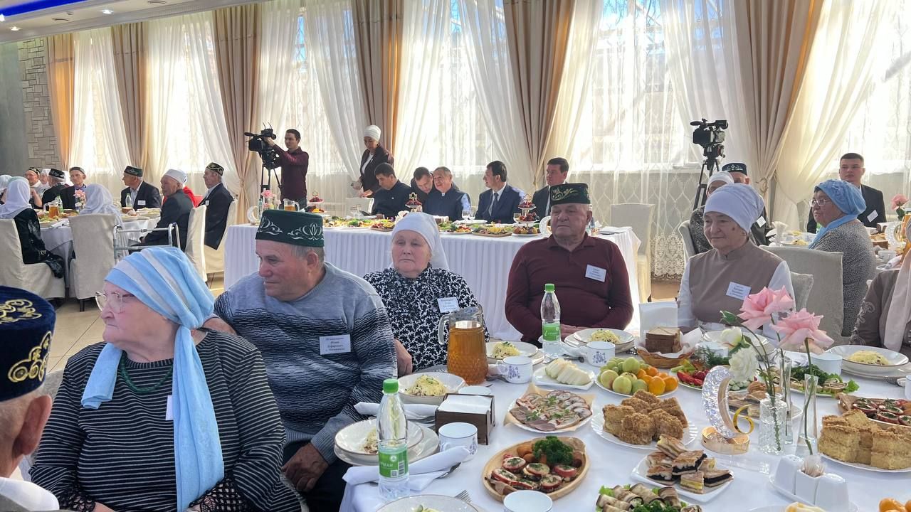 Сабада 50 һәм 60 ел бергә гомер иткән алтын һәм бриллиант парларны хөрмәтләделәр (фоторепортаж)