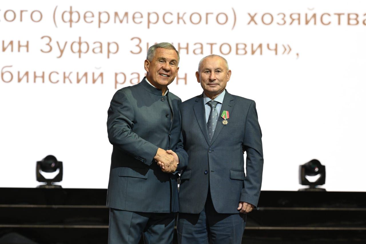Җитәкче Татарстан  Республикасы  алдындагы  хезмәтләре   өчен бүләкләнде
