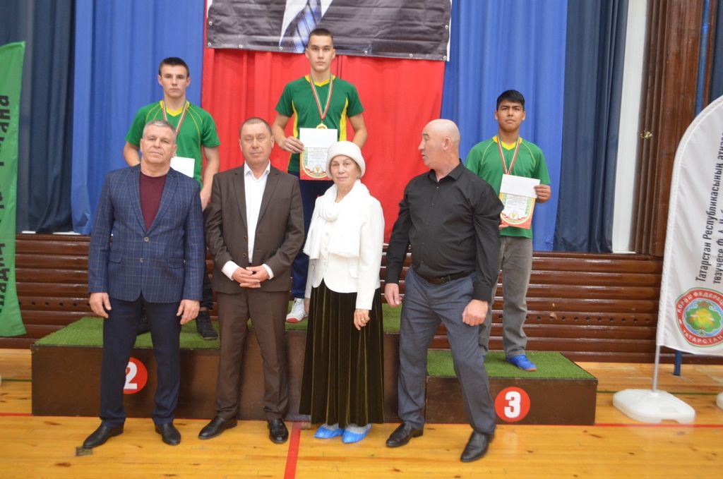 Сабада Фәргать Нәбиуллин истәлегенә ачык  көрәш турниры узды
