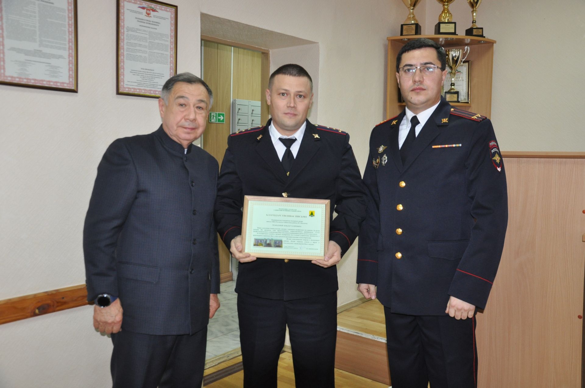 Полициядә район башлыгы бүлек хезмәткәрләрен  һөнәри бәйрәмнәре белән котлады