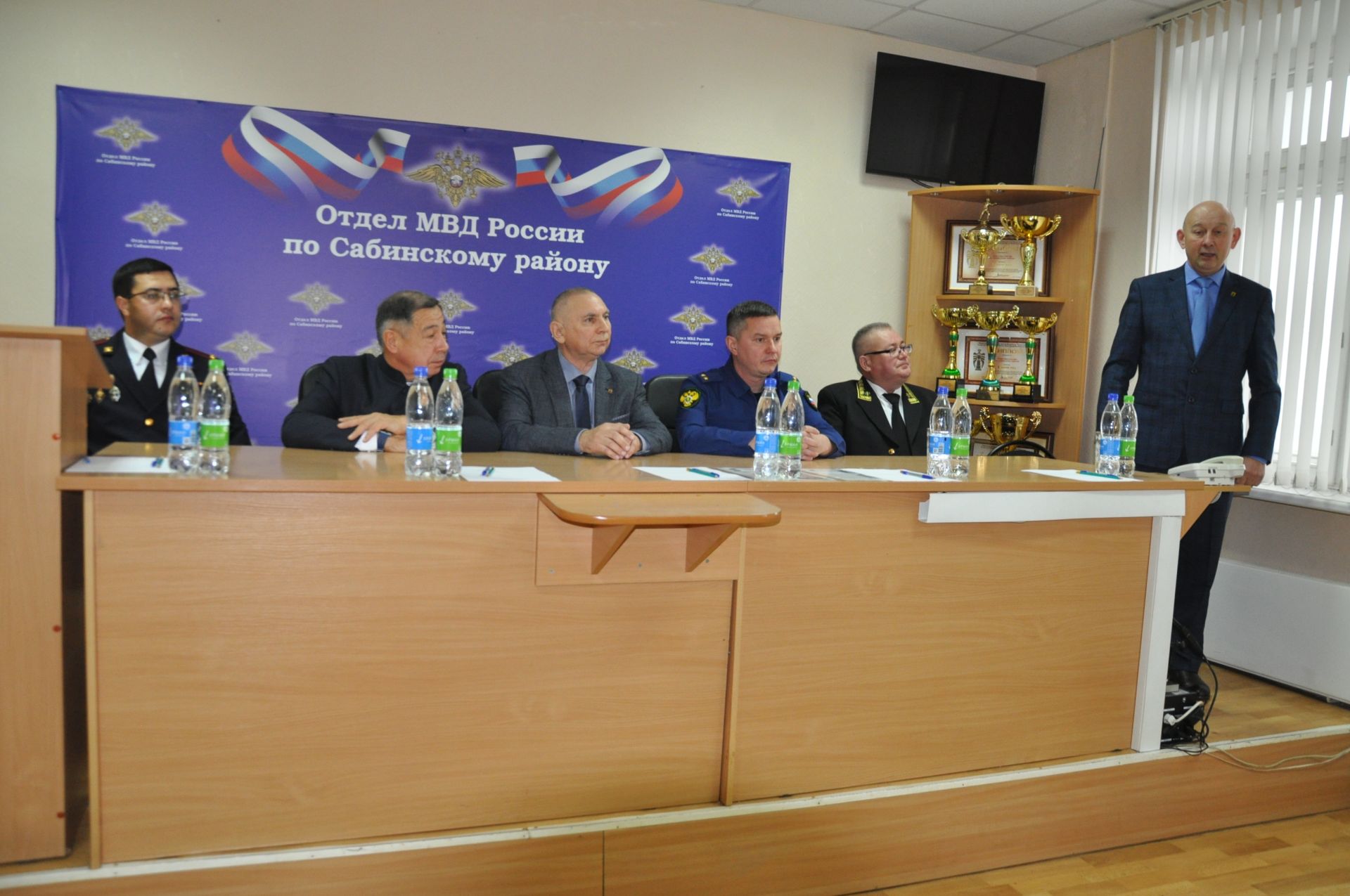 Полициядә район башлыгы бүлек хезмәткәрләрен  һөнәри бәйрәмнәре белән котлады