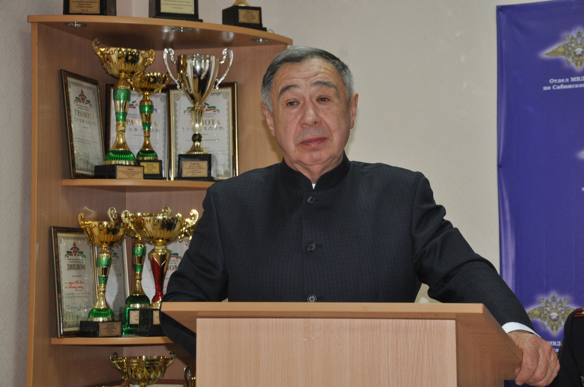 Полициядә район башлыгы бүлек хезмәткәрләрен  һөнәри бәйрәмнәре белән котлады