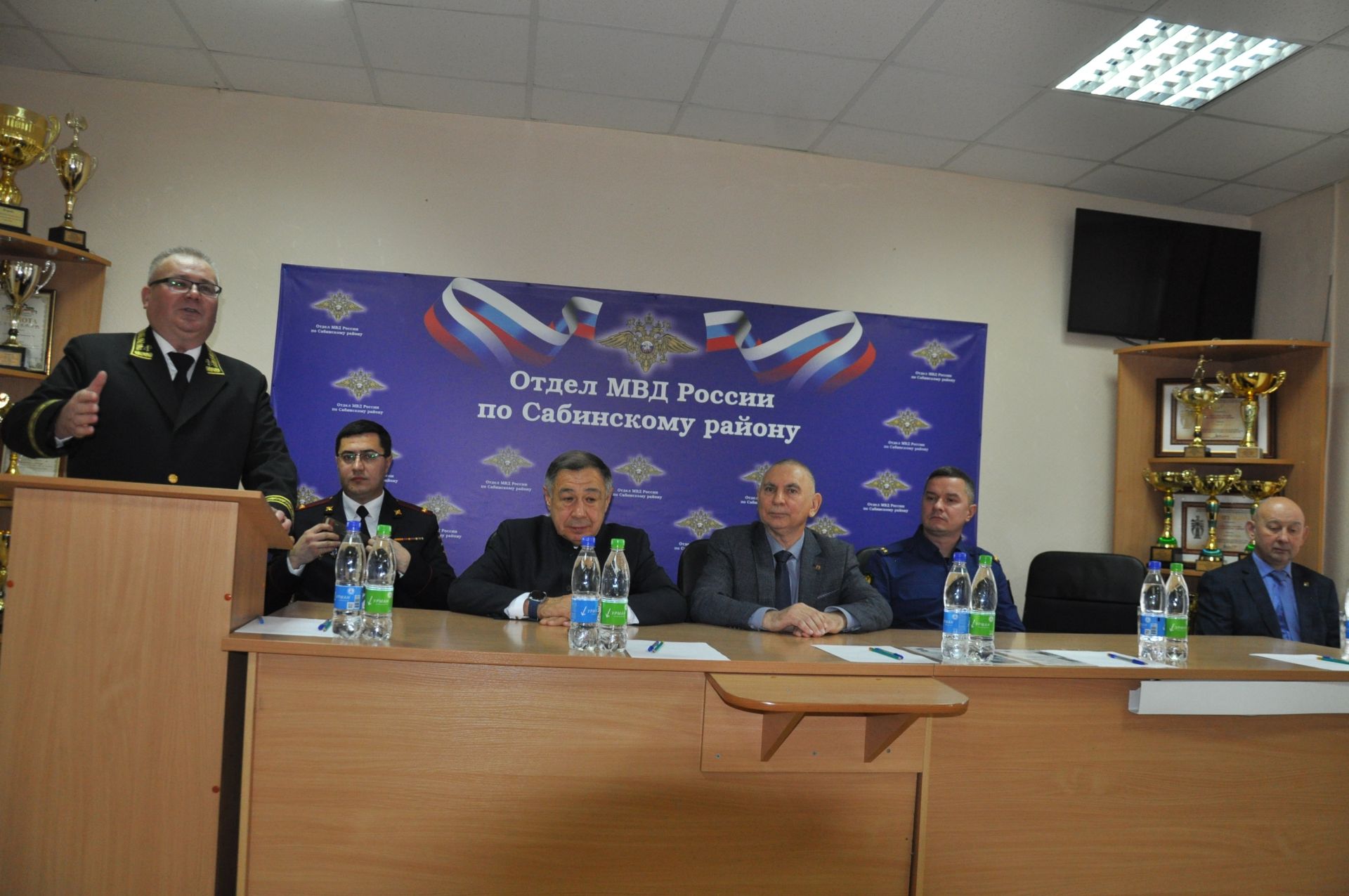 Полициядә район башлыгы бүлек хезмәткәрләрен  һөнәри бәйрәмнәре белән котлады