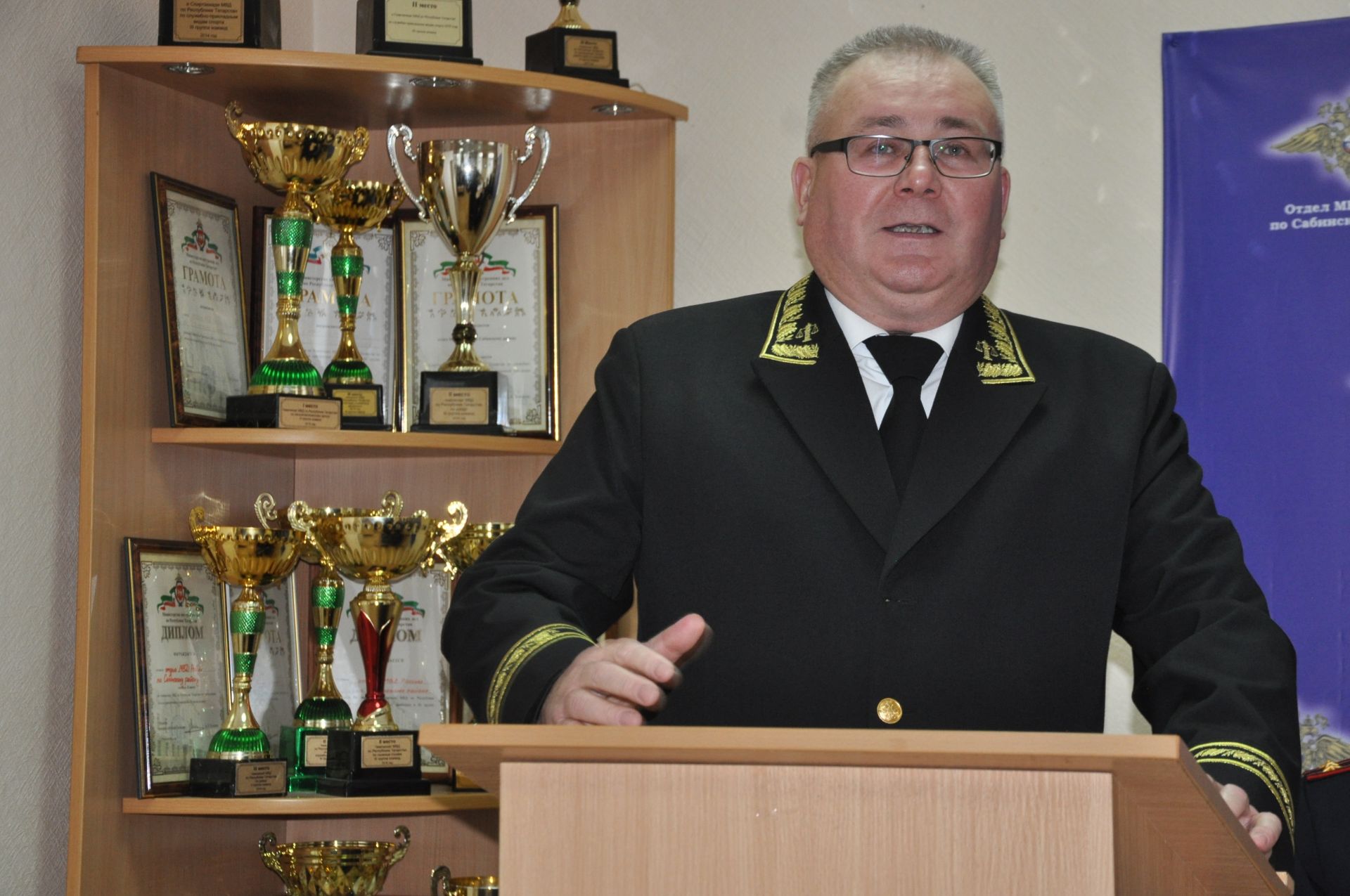 Полициядә район башлыгы бүлек хезмәткәрләрен  һөнәри бәйрәмнәре белән котлады