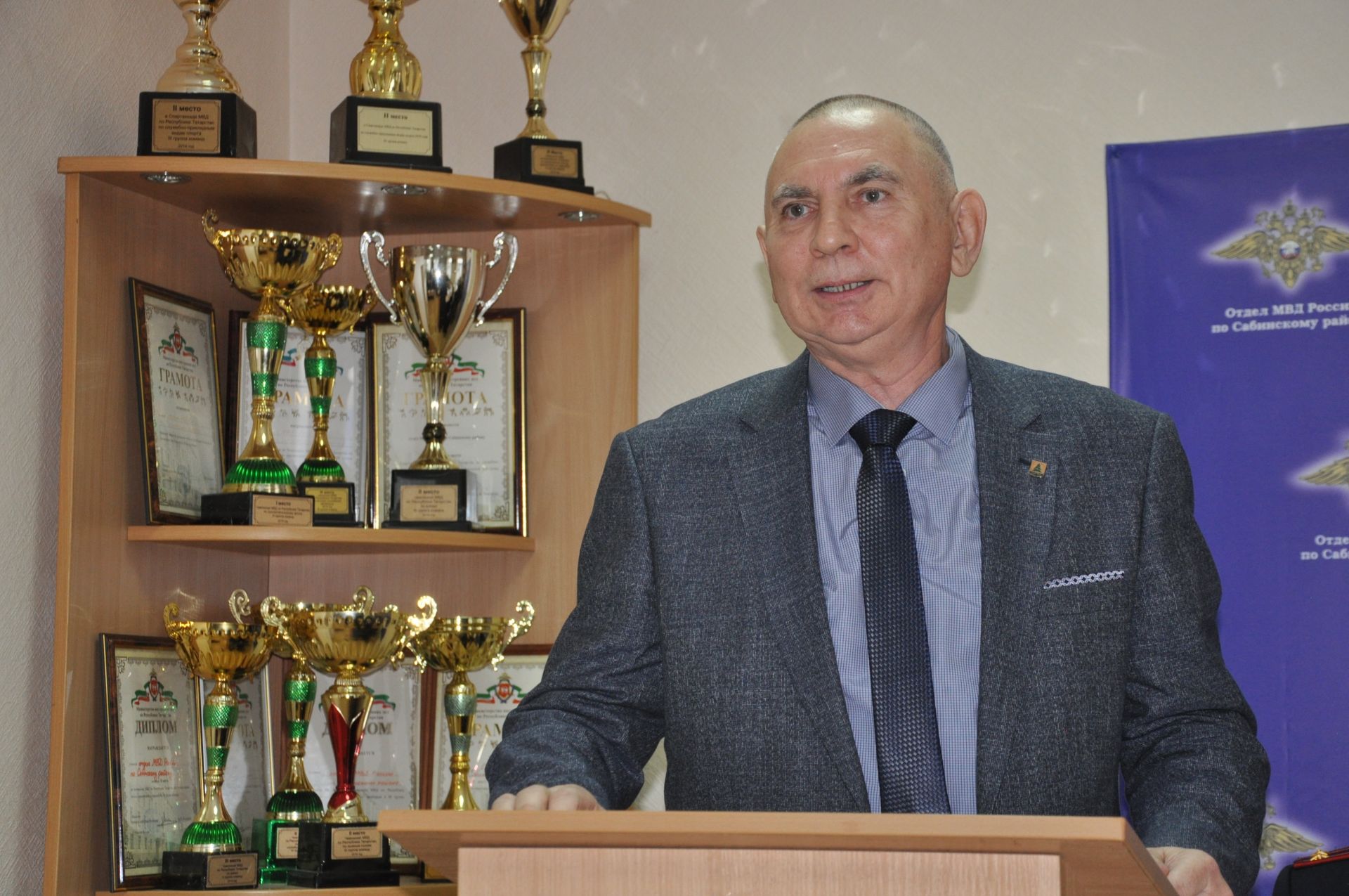 Полициядә район башлыгы бүлек хезмәткәрләрен  һөнәри бәйрәмнәре белән котлады