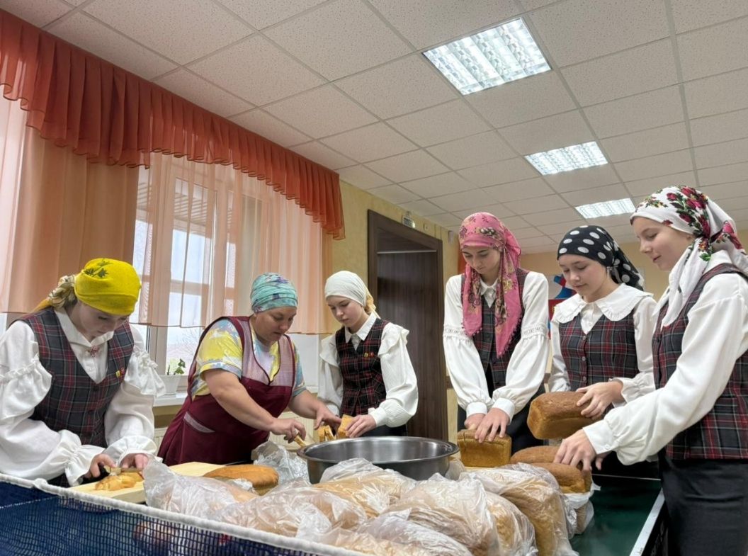 Олы Кибәче урта мәктәбе коллективы һәм укучылары махсус хәрби операциядә катнашучы хәрбиләргә сохари әзерләде