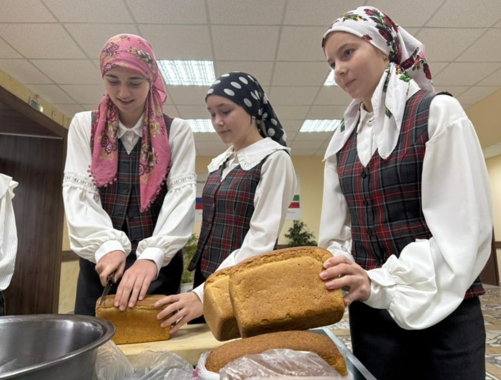 Олы Кибәче урта мәктәбе коллективы һәм укучылары махсус хәрби операциядә катнашучы хәрбиләргә сохари әзерләде