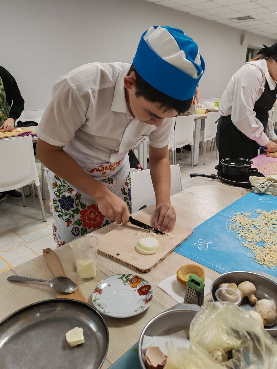 Укучылар токмач кистеләр, жюльен пешерделәр