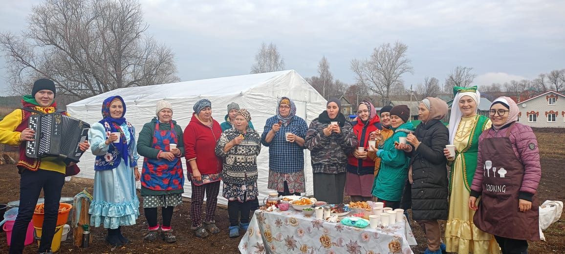 Иске Мичән авылында  Лилия һәм Альберт Хәйруллиннар хуҗалыгында  «Каз өмәсе - авыл бизәге» дип исемләнгән йола үтте