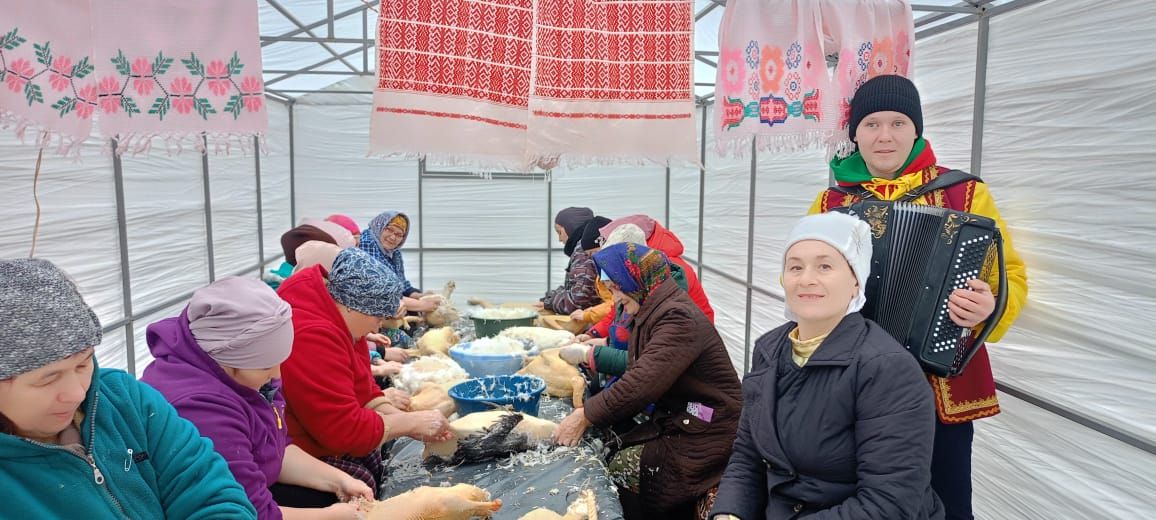 Иске Мичән авылында  Лилия һәм Альберт Хәйруллиннар хуҗалыгында  «Каз өмәсе - авыл бизәге» дип исемләнгән йола үтте