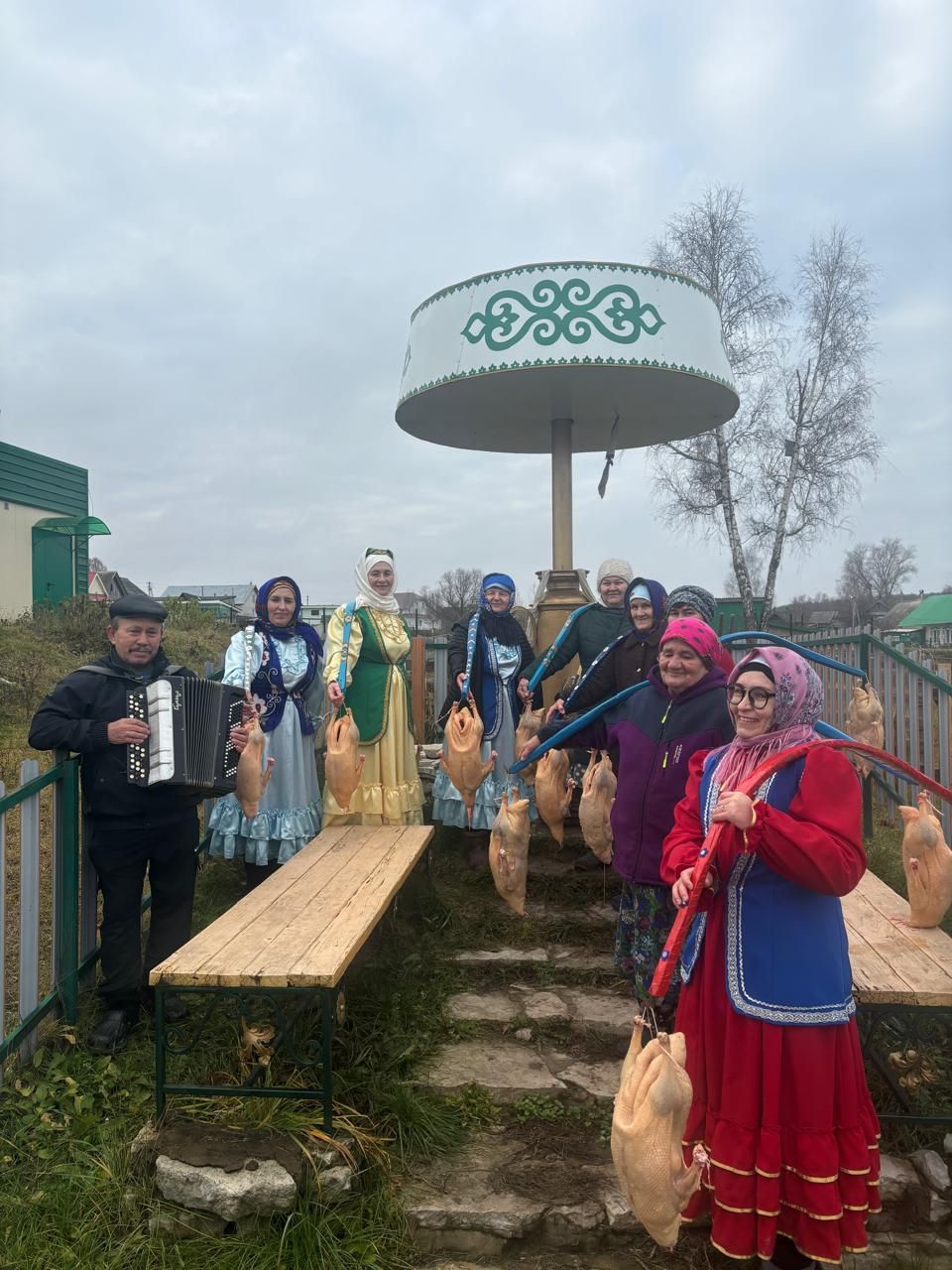 Иске Мичән авылында  Лилия һәм Альберт Хәйруллиннар хуҗалыгында  «Каз өмәсе - авыл бизәге» дип исемләнгән йола үтте
