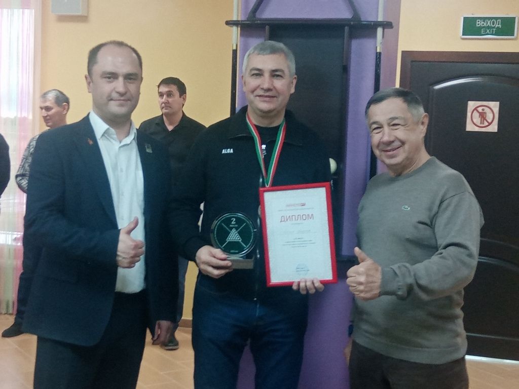 Сабада муниципаль хезмәткәрләр бильярд  уйнады
