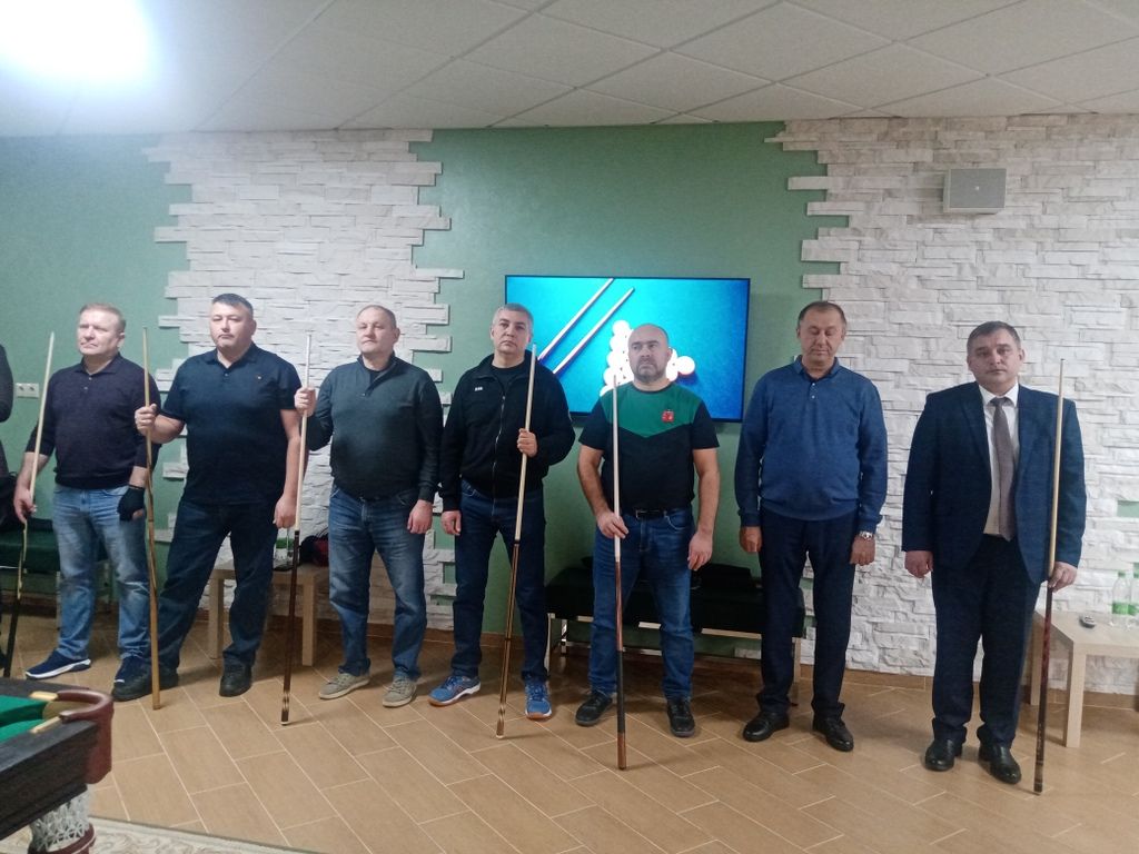 Сабада муниципаль хезмәткәрләр бильярд  уйнады