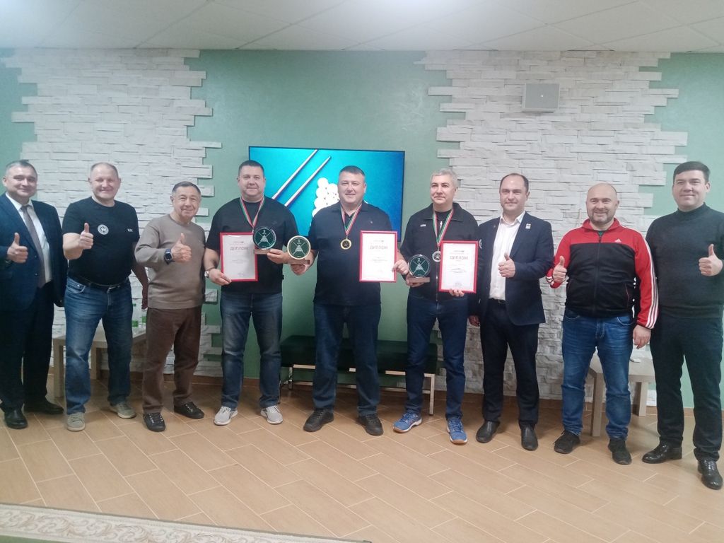 Сабада муниципаль хезмәткәрләр бильярд  уйнады