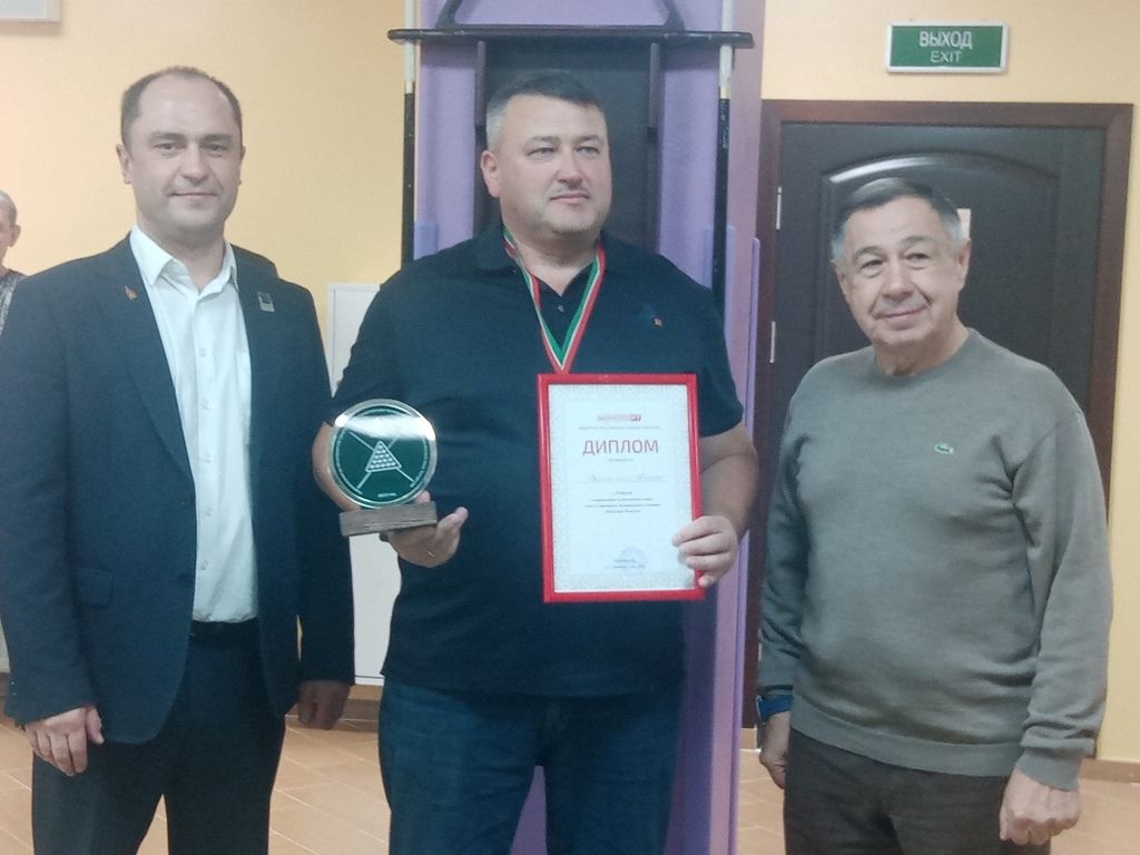 Сабада муниципаль хезмәткәрләр бильярд  уйнады